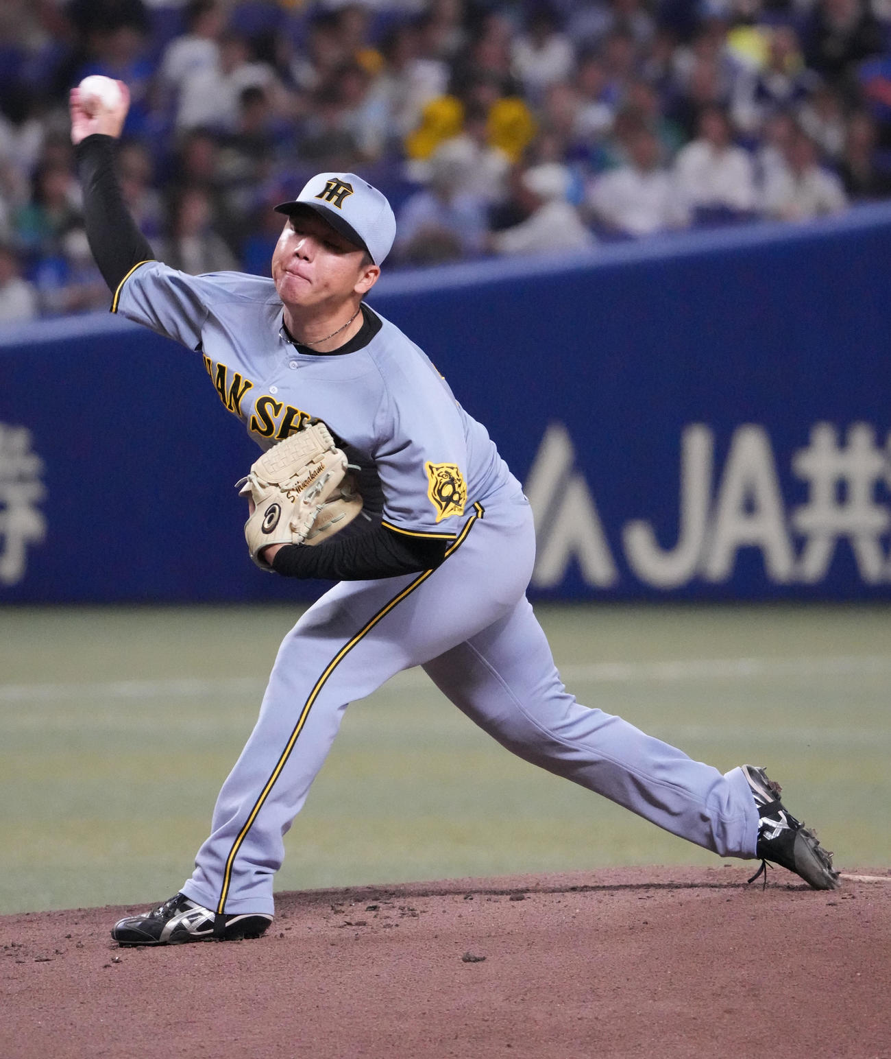 中日対阪神　1回裏、登板する阪神先発の村上（撮影・森本幸一）