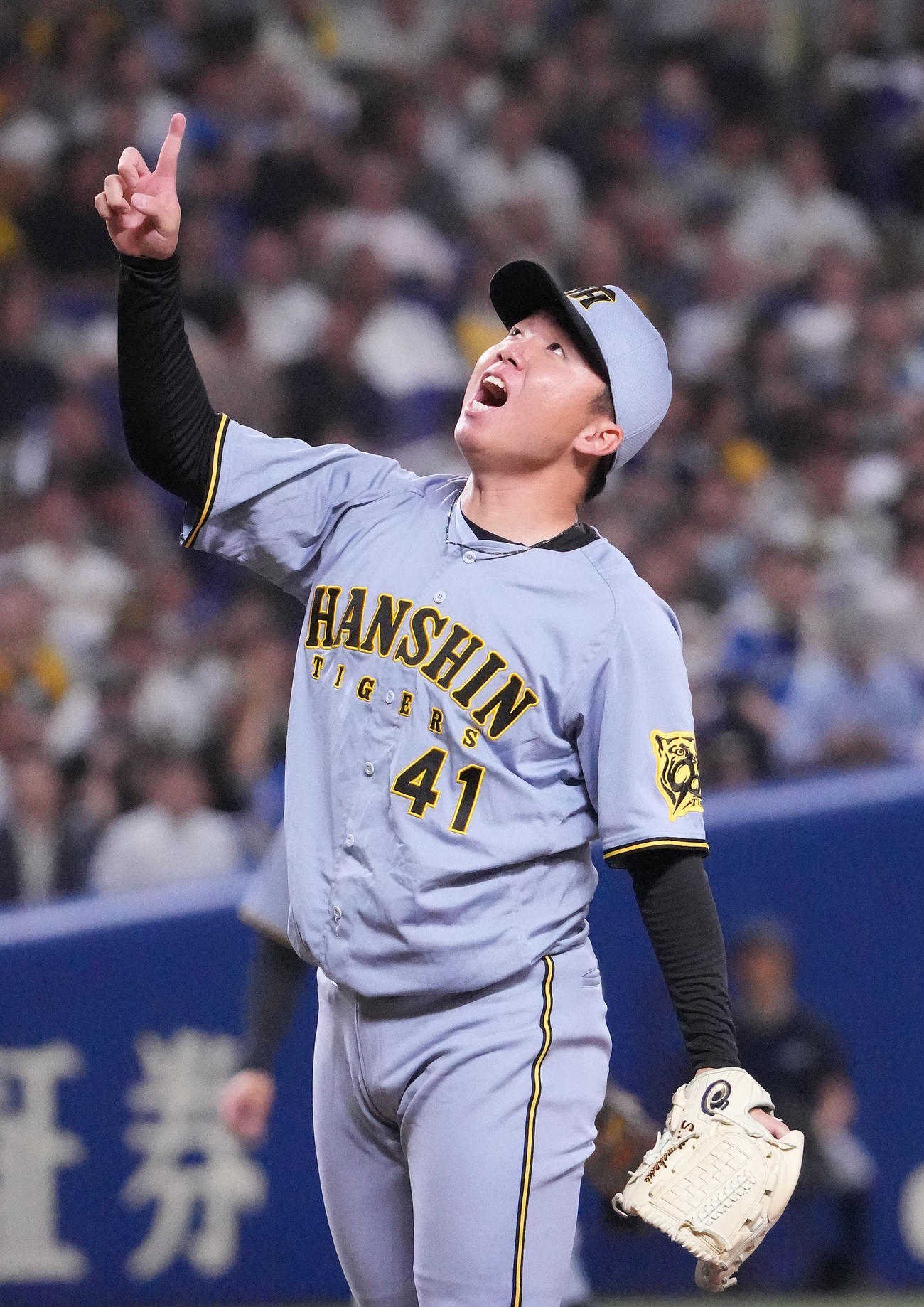 中日対阪神　2回裏中日無死、打球を向かって指さす村上（撮影・森本幸一）