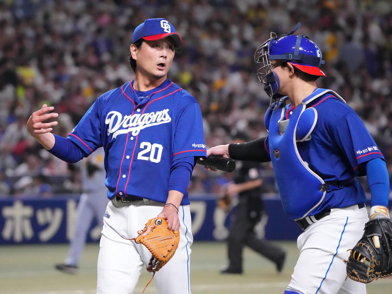 中日対阪神　4回表終了、宇佐見（右）と言葉を交わしながらベンチへ戻る涌井（撮影・森本幸一）