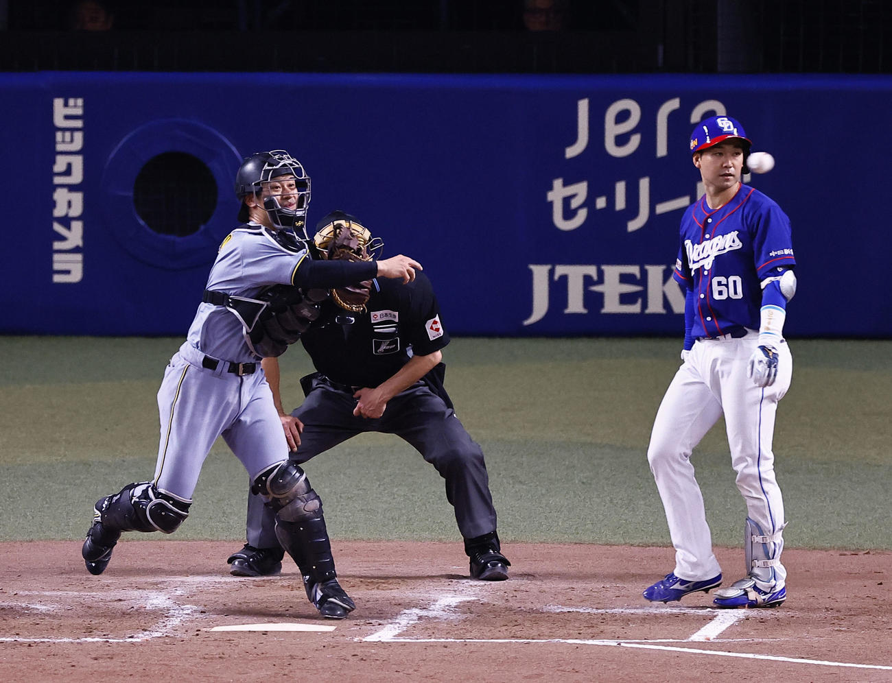 中日対阪神　5回裏中日1死一、三塁、打者山本のとき三塁へ送球し、三走カリステを刺す坂本（撮影・藤尾明華）
