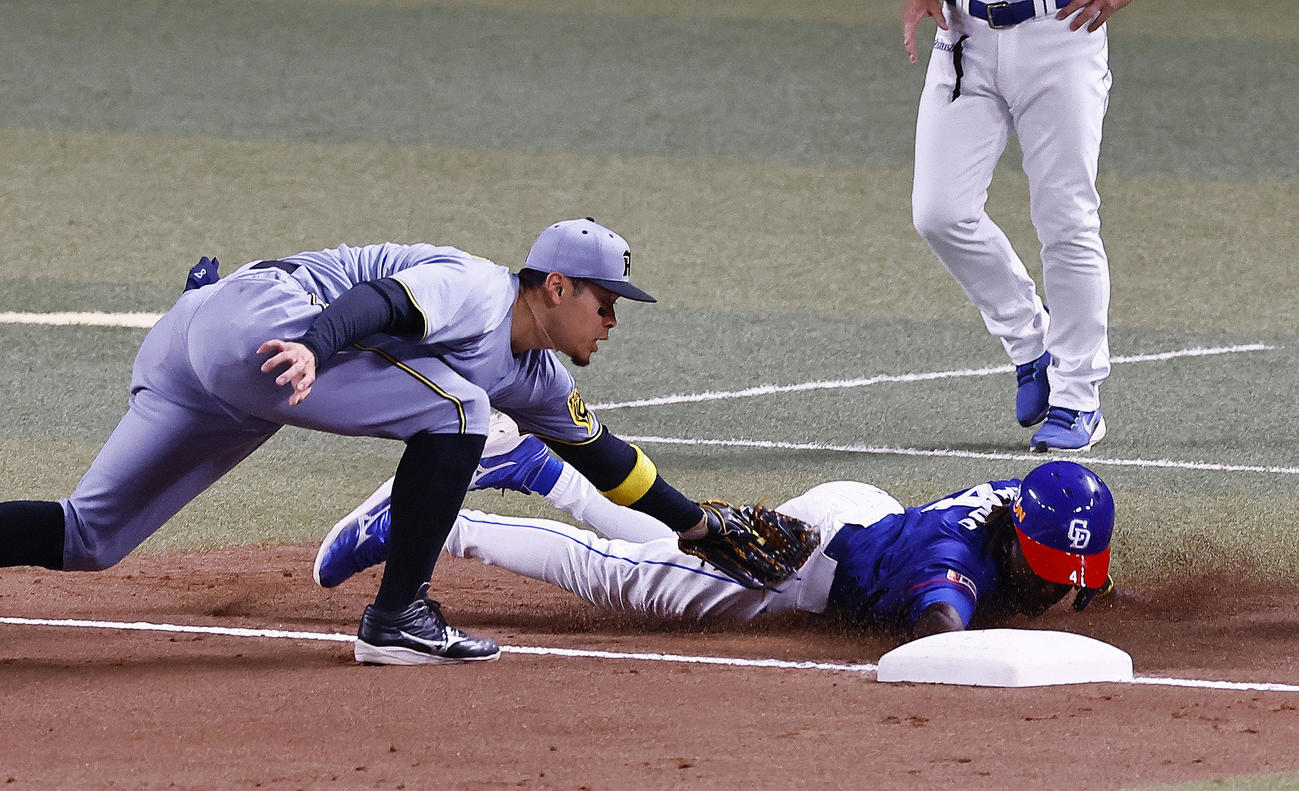 中日対阪神　5回裏中日1死一、三塁、打者山本で、三走カリステがけん制アウトになる。野手佐藤輝（撮影・藤尾明華）