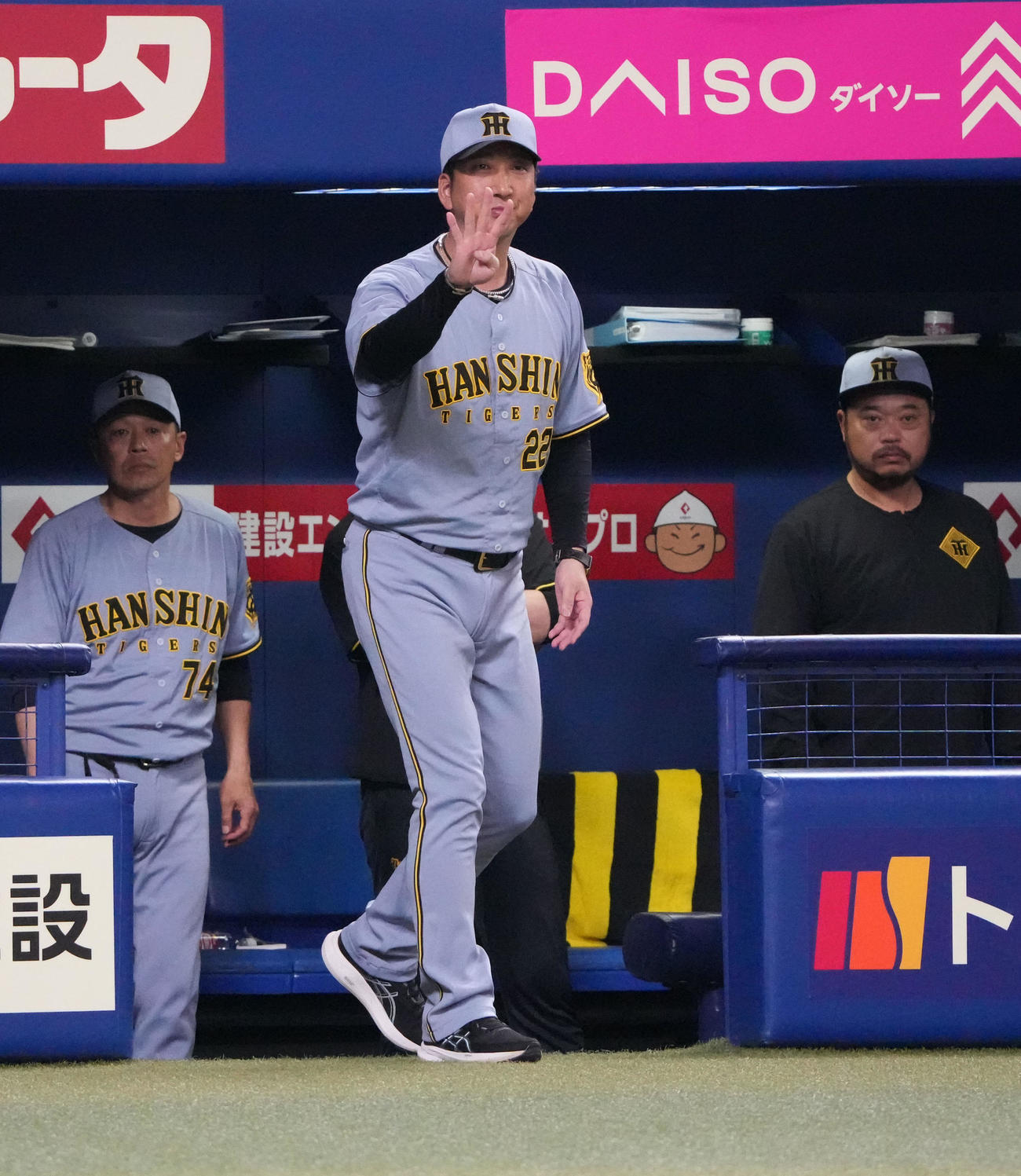 中日対阪神　6回裏中日2死三塁、藤川監督（中央）は申告敬遠を告げる（撮影・森本幸一）