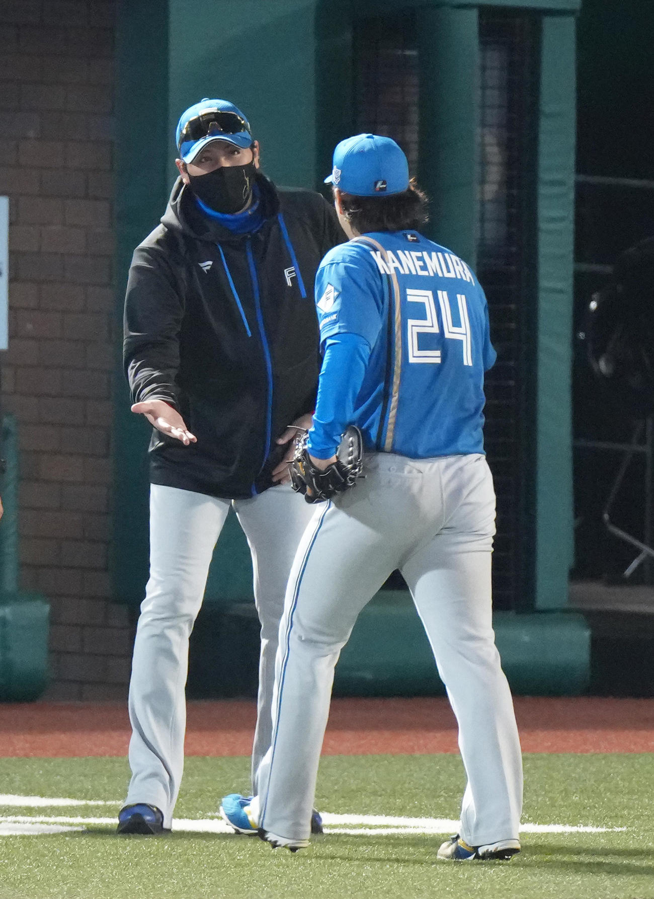 楽天対日本ハム　完封勝利を挙げた日本ハム金村（左）をねぎらう新庄監督（撮影・足立雅史）