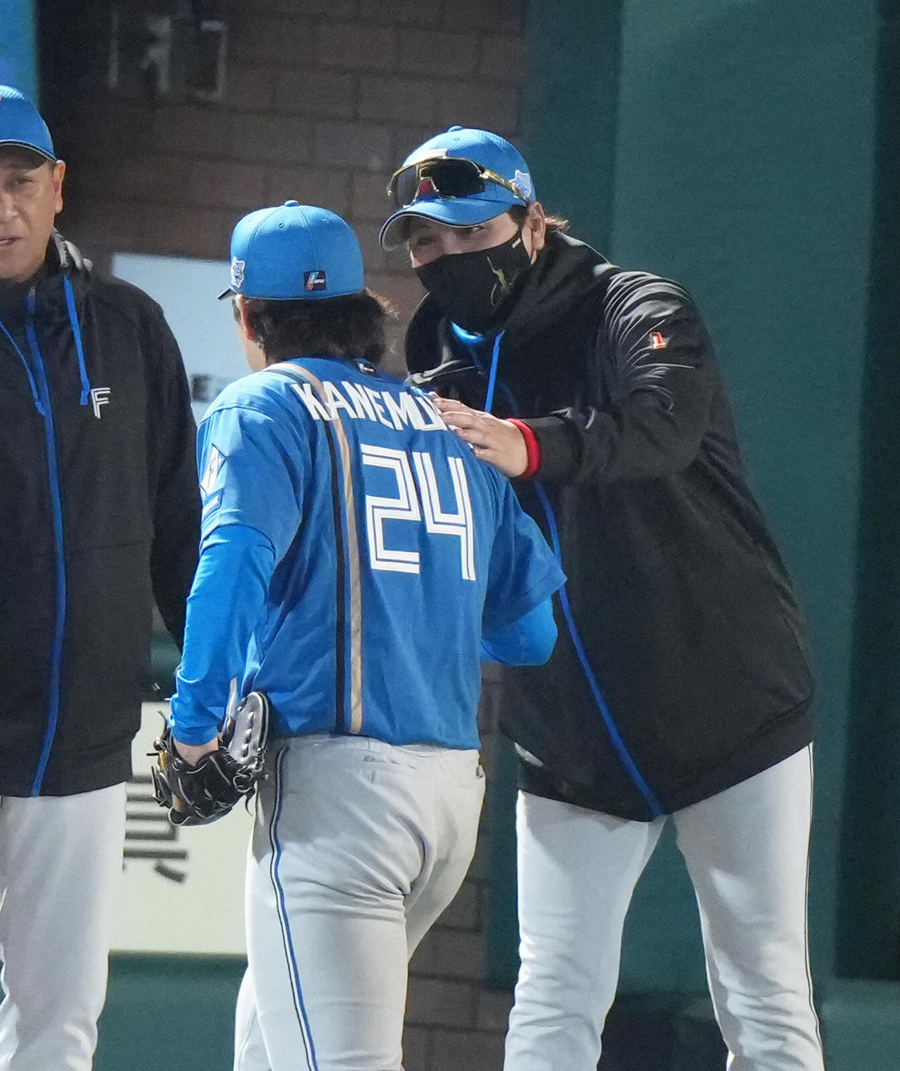 楽天対日本ハム　完封勝利を挙げた日本ハム金村（左）をねぎらう新庄監督（撮影・足立雅史）