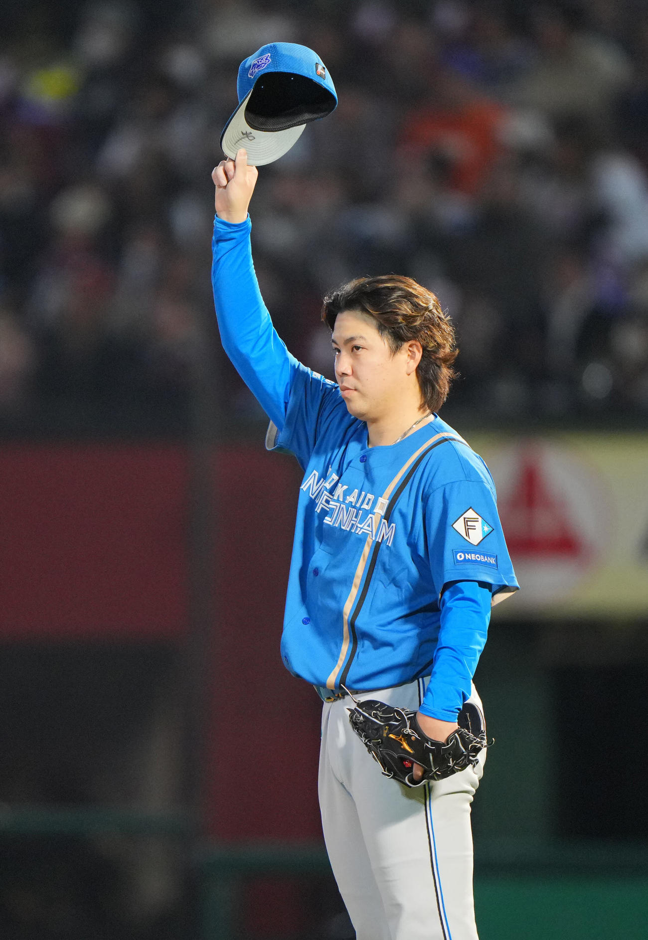 楽天対日本ハム　7回裏楽天無死、フランコの打球を好捕した矢沢に脱帽で感謝する金村（撮影・垰建太）