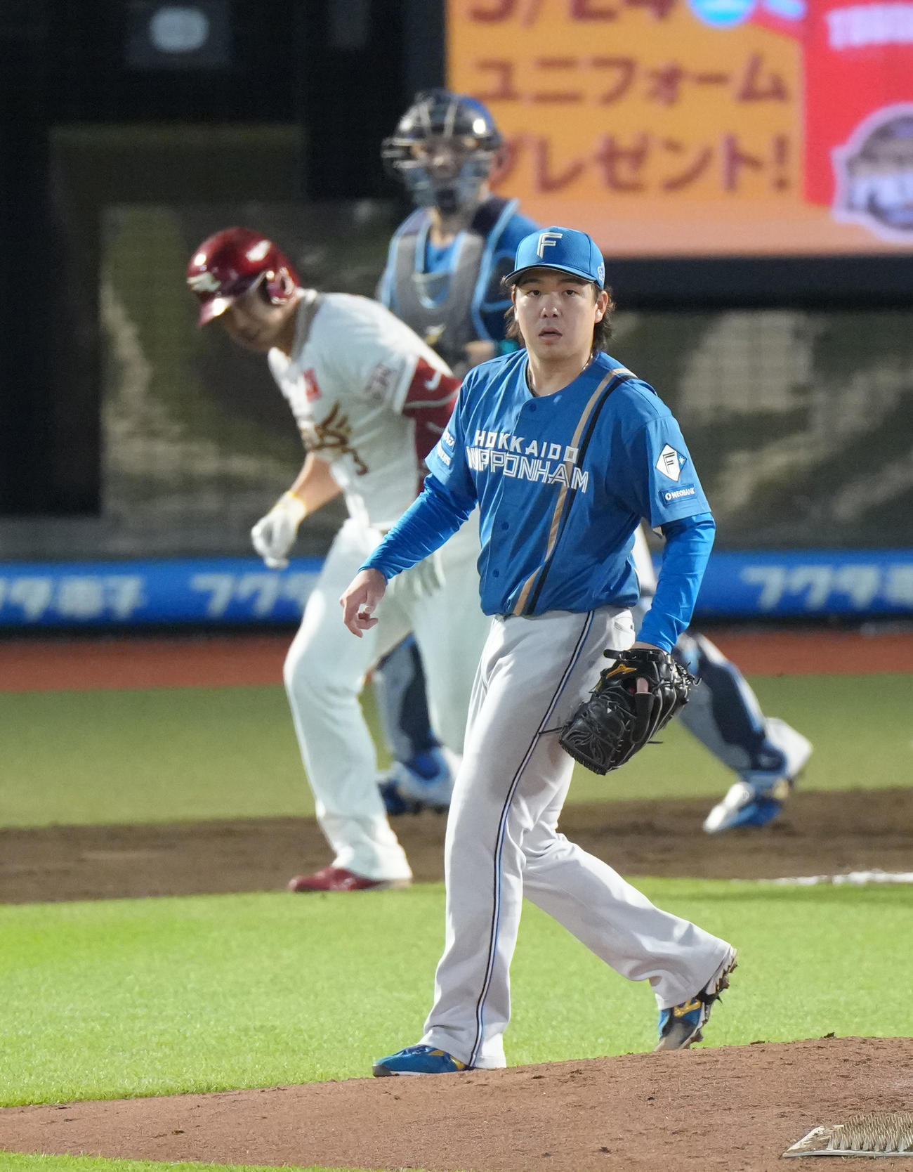 楽天対日本ハム　7回裏楽天1死一塁、浅村（後方）を遊併殺打に仕留めた金村（撮影・足立雅史）