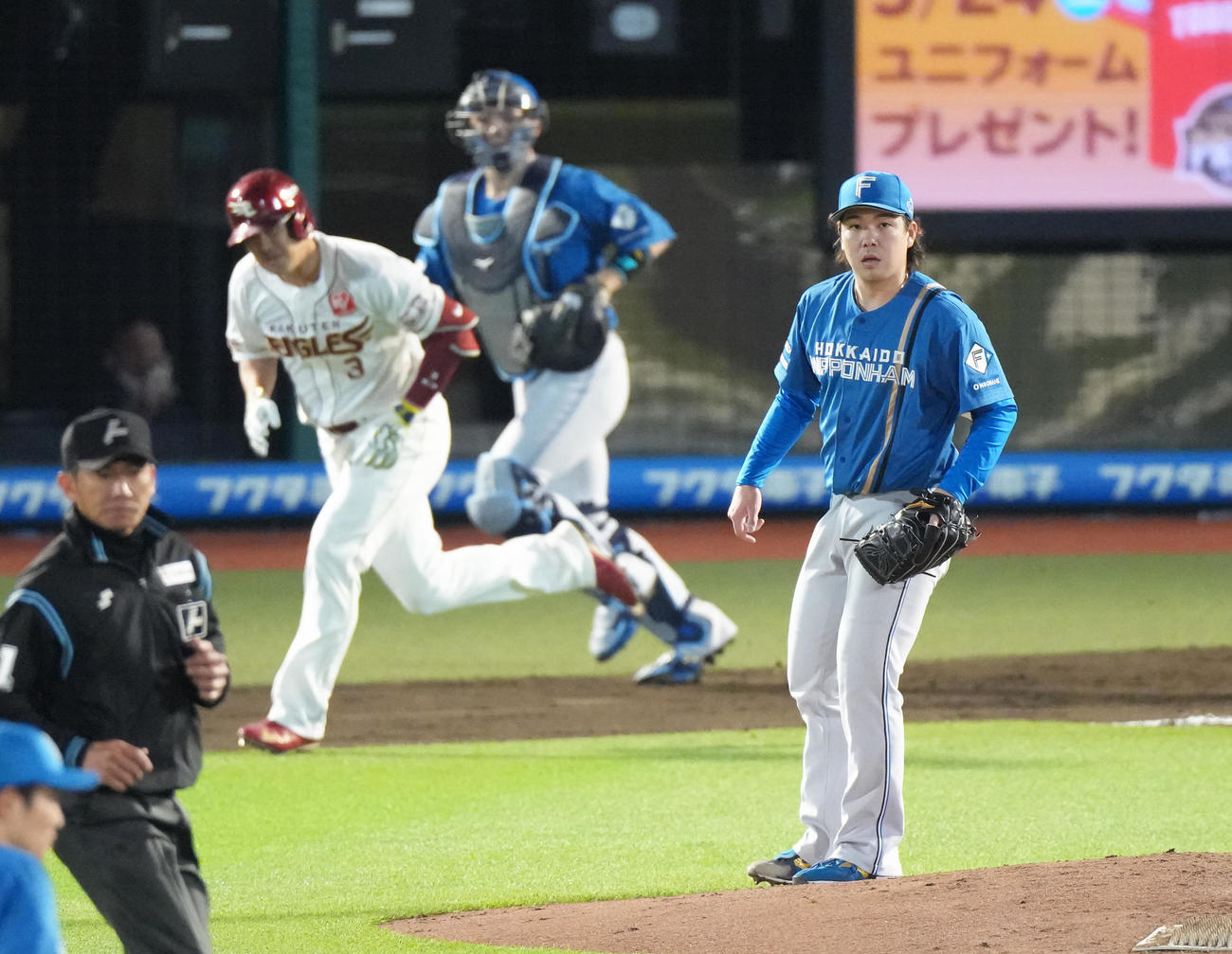 楽天対日本ハム　7回裏楽天1死一塁、浅村（後方）を遊併殺打に仕留めた金村（撮影・足立雅史）