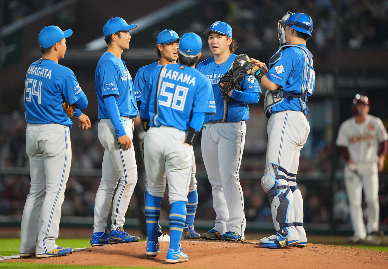 楽天対日本ハム　8回裏楽天2死一、二塁、マウンドでナインと笑顔を見せる金村（右から2人目）（撮影・垰建太）