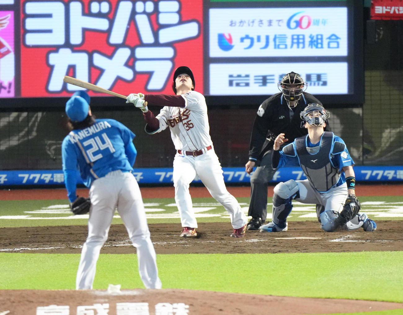 楽天対日本ハム　8回裏楽天2死一、二塁、代打島内は邪飛に倒れる。投手金村（撮影・足立雅史）