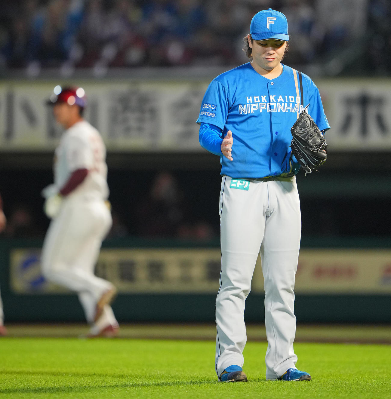 楽天対日本ハム　8回裏楽天2死一、二塁、代打島内（左）を三邪飛に仕留めほっとした表情の金村（撮影・垰建太）