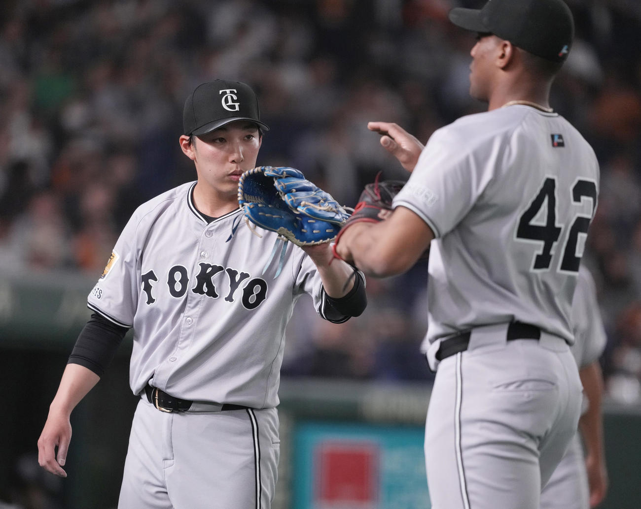 巨人対ヤクルト　2回表まで無失点に抑え、ヘルナンデス（右）らナインを向かえる巨人赤星（撮影・鈴木みどり）