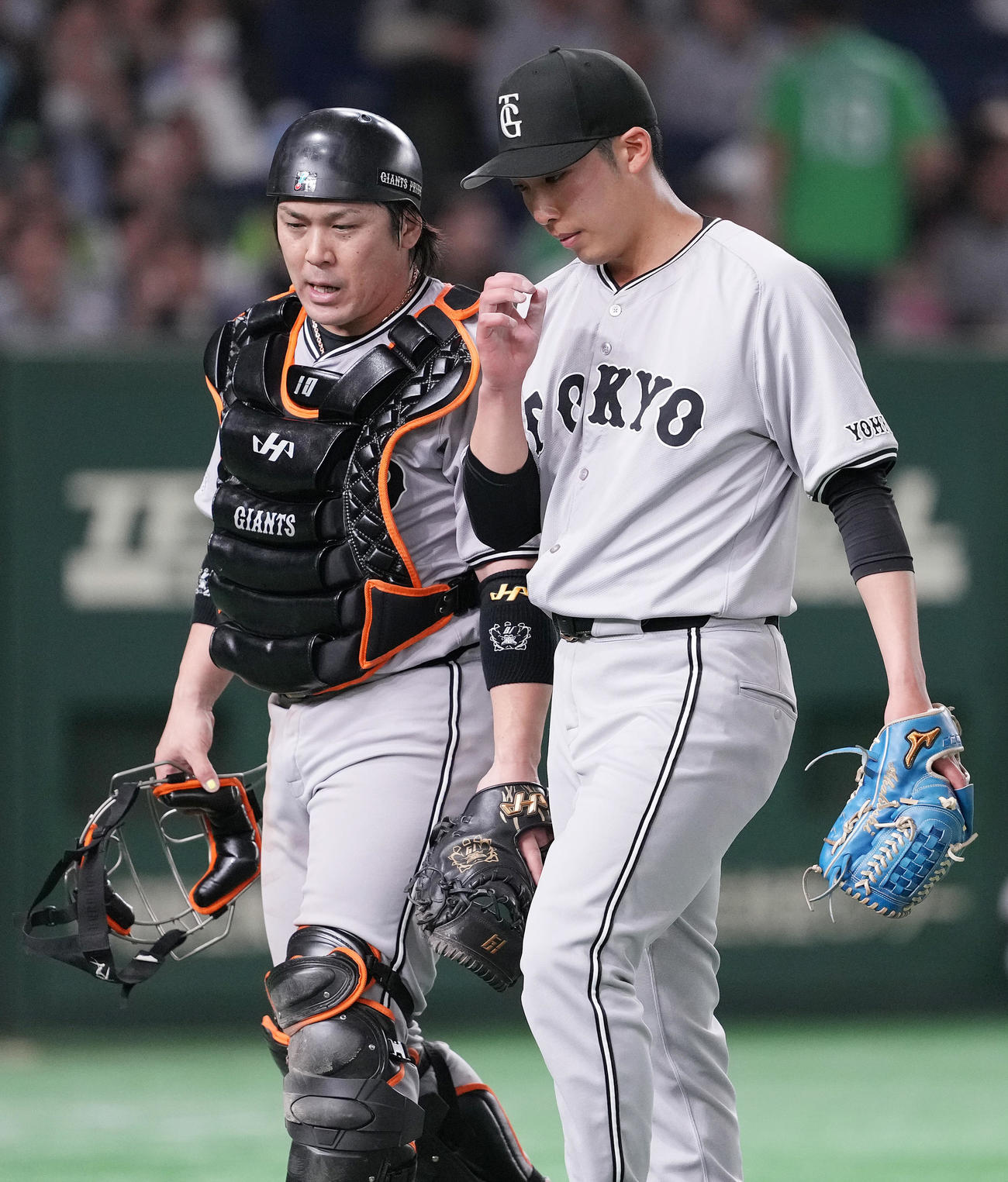 巨人対ヤクルト　4回表まで無失点に抑え、甲斐（左）と話しながらベンチへ戻る巨人先発赤星（撮影・鈴木みどり）