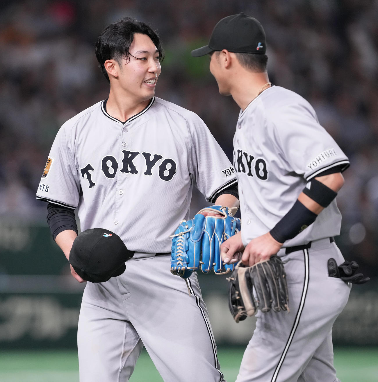 巨人対ヤクルト　8回表を終え、笑顔で吉川（右）を迎える巨人赤星（撮影・鈴木みどり）