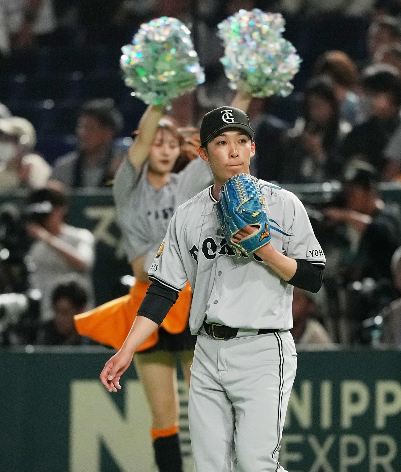 巨人対ヤクルト　初回、マウンドに向かう巨人先発の赤星（撮影・菅敏）