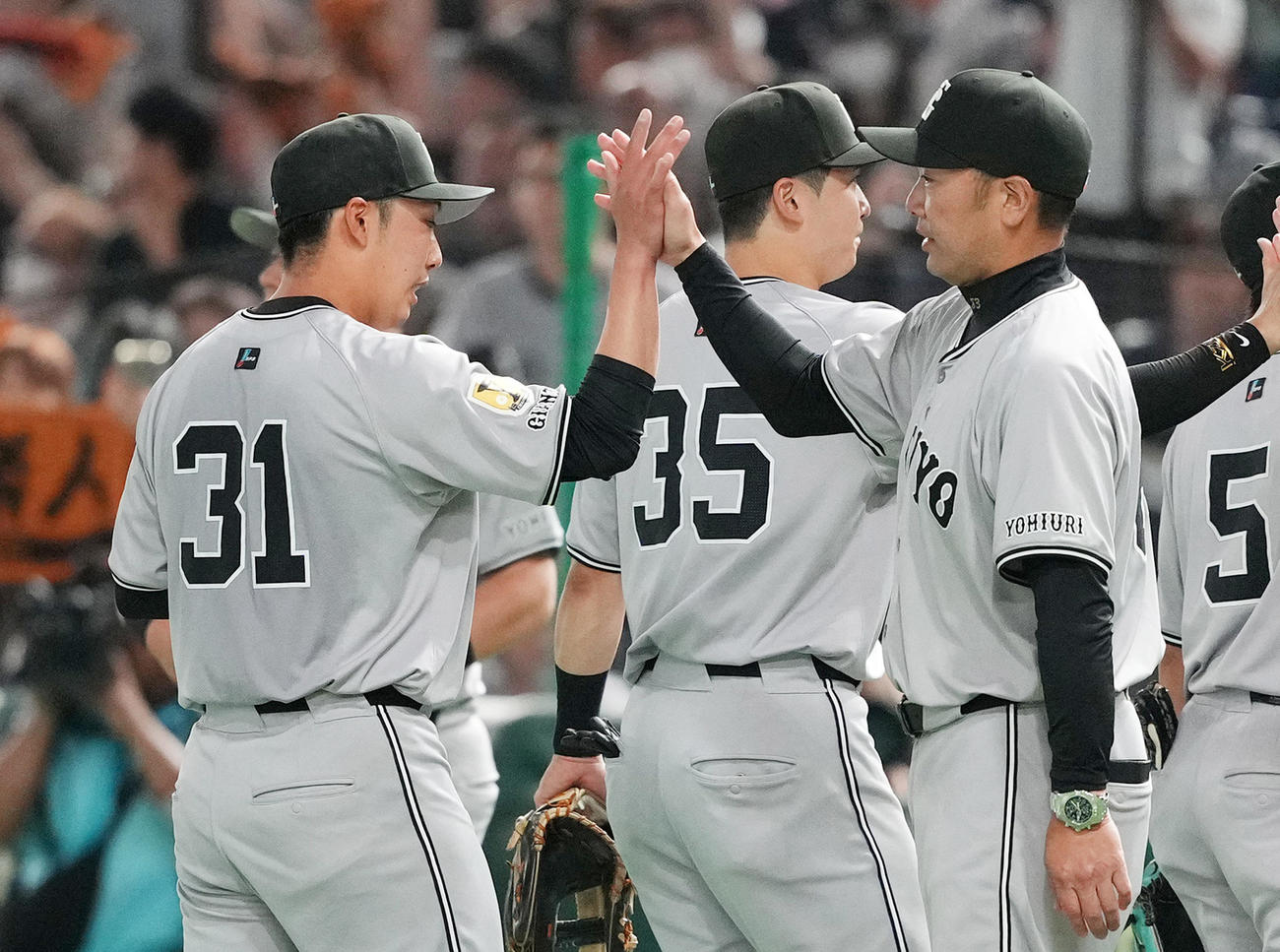 巨人対ヤクルト　完封勝利を飾り、阿部監督（右）にタッチで祝福される巨人赤星（撮影・菅敏）