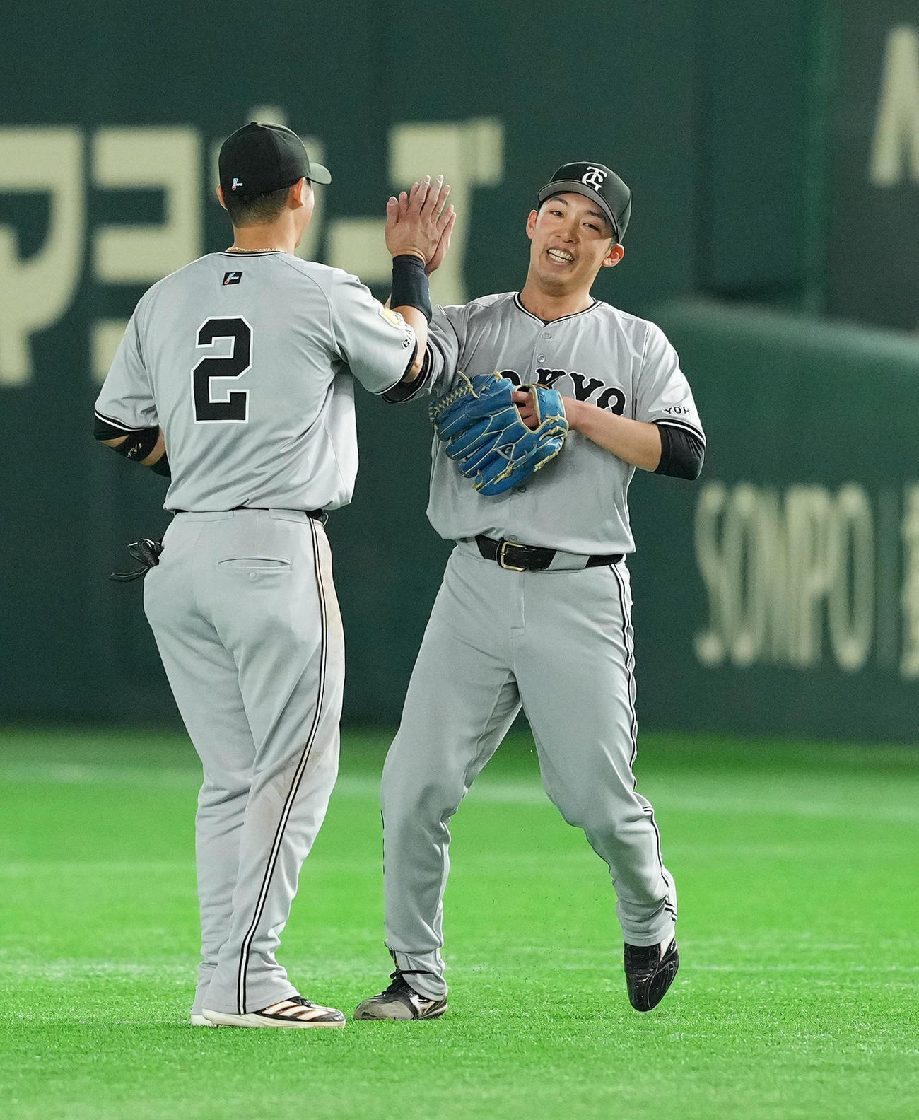 完封勝利を飾り、吉川尚（左）にタッチで祝福される巨人赤星（撮影・菅敏）