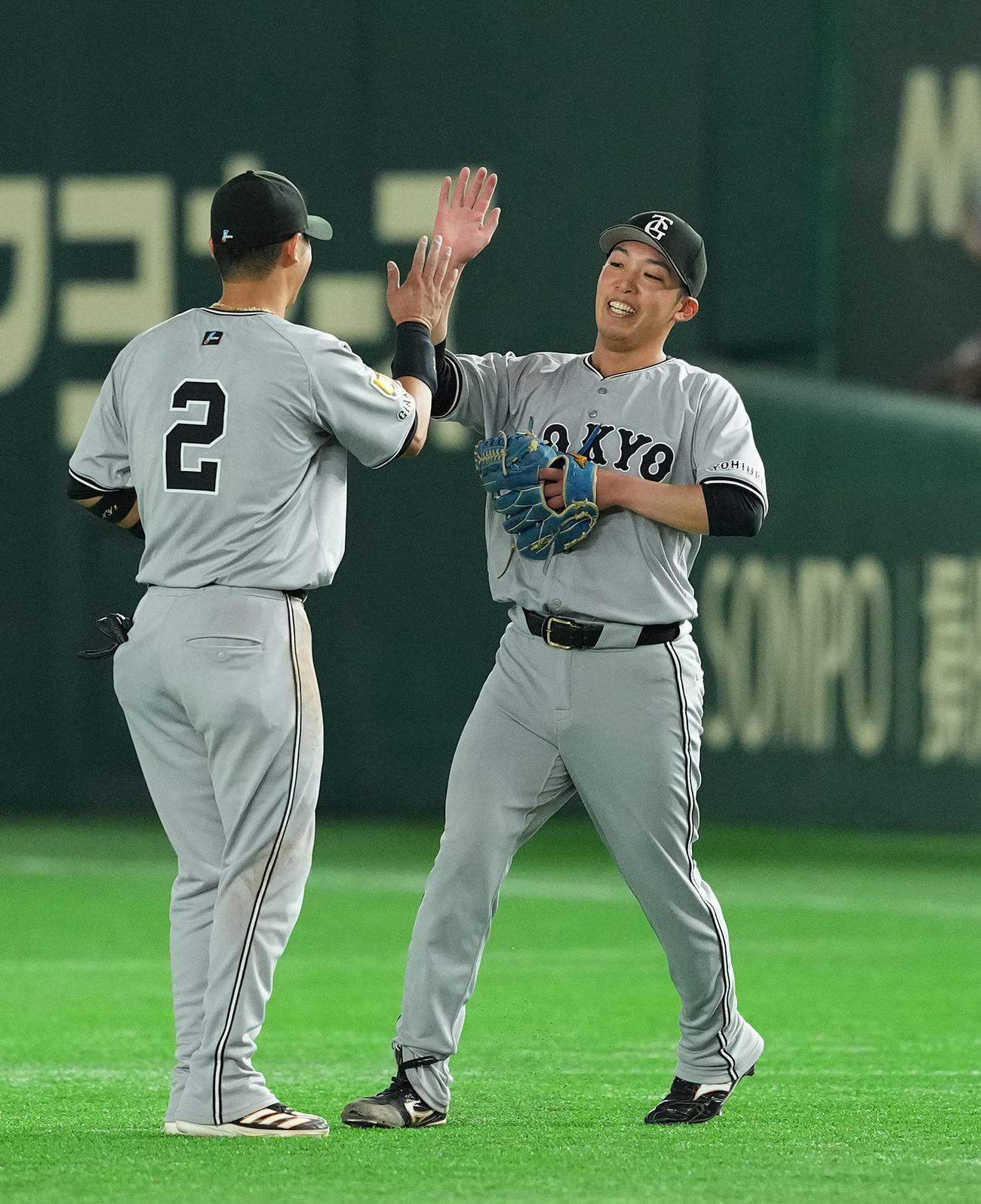完封勝利を飾り、吉川尚（左）にタッチで祝福される巨人赤星（撮影・菅敏）