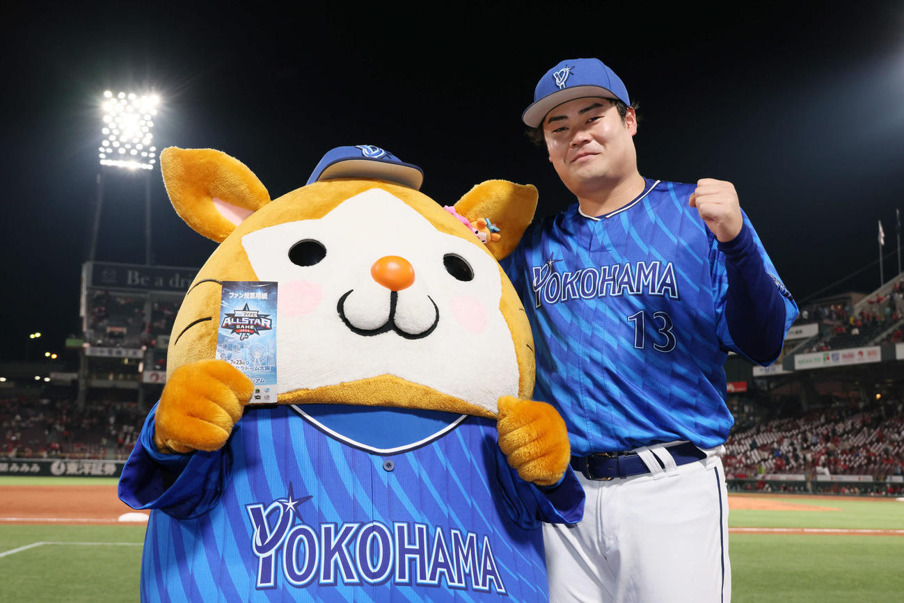 広島対DeNA　スターマンとポーズを決める伊勢（撮影・加藤孝規）