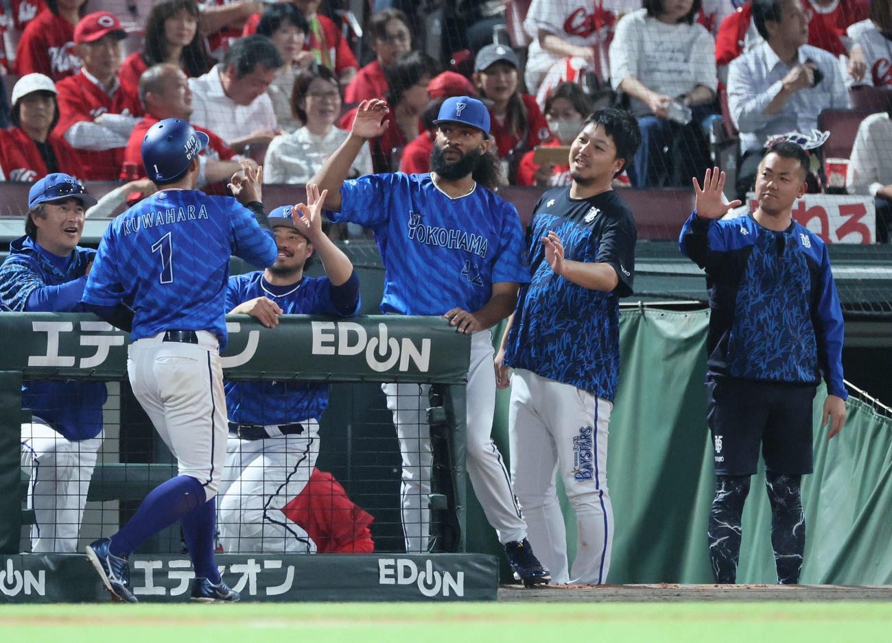 広島対DeNA 5回表DeNA2死一塁、牧の左適時二塁打で生還した桑原を迎えるジャクソン（中央）ら（撮影・加藤孝規）