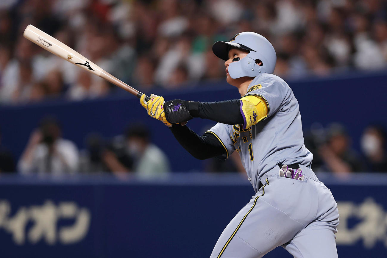 中日対阪神　9回表阪神2死、左越え二塁打を放つ森下（撮影・前田充）
