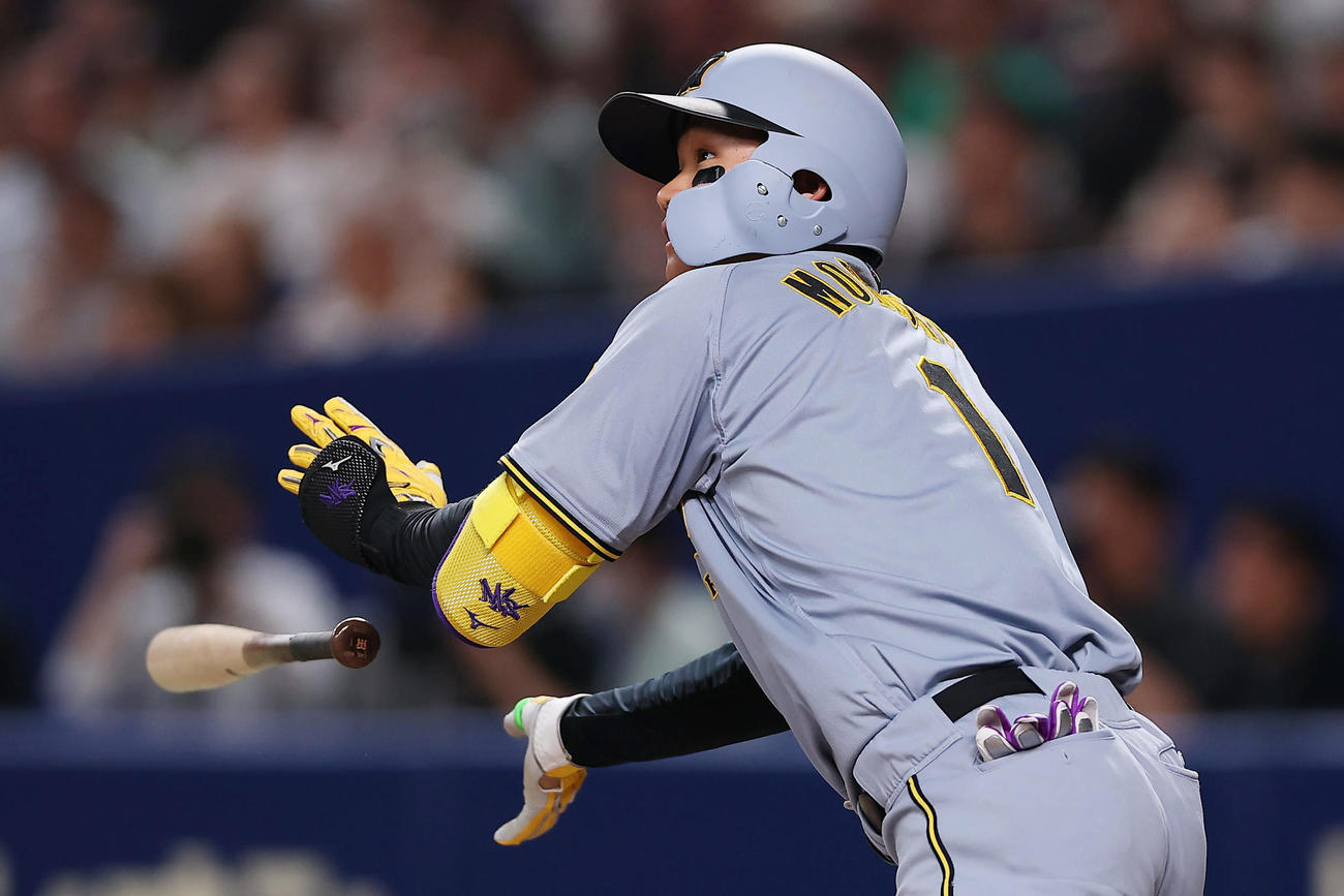 中日対阪神　9回表阪神2死、左越え二塁打を放つ森下（撮影・前田充）