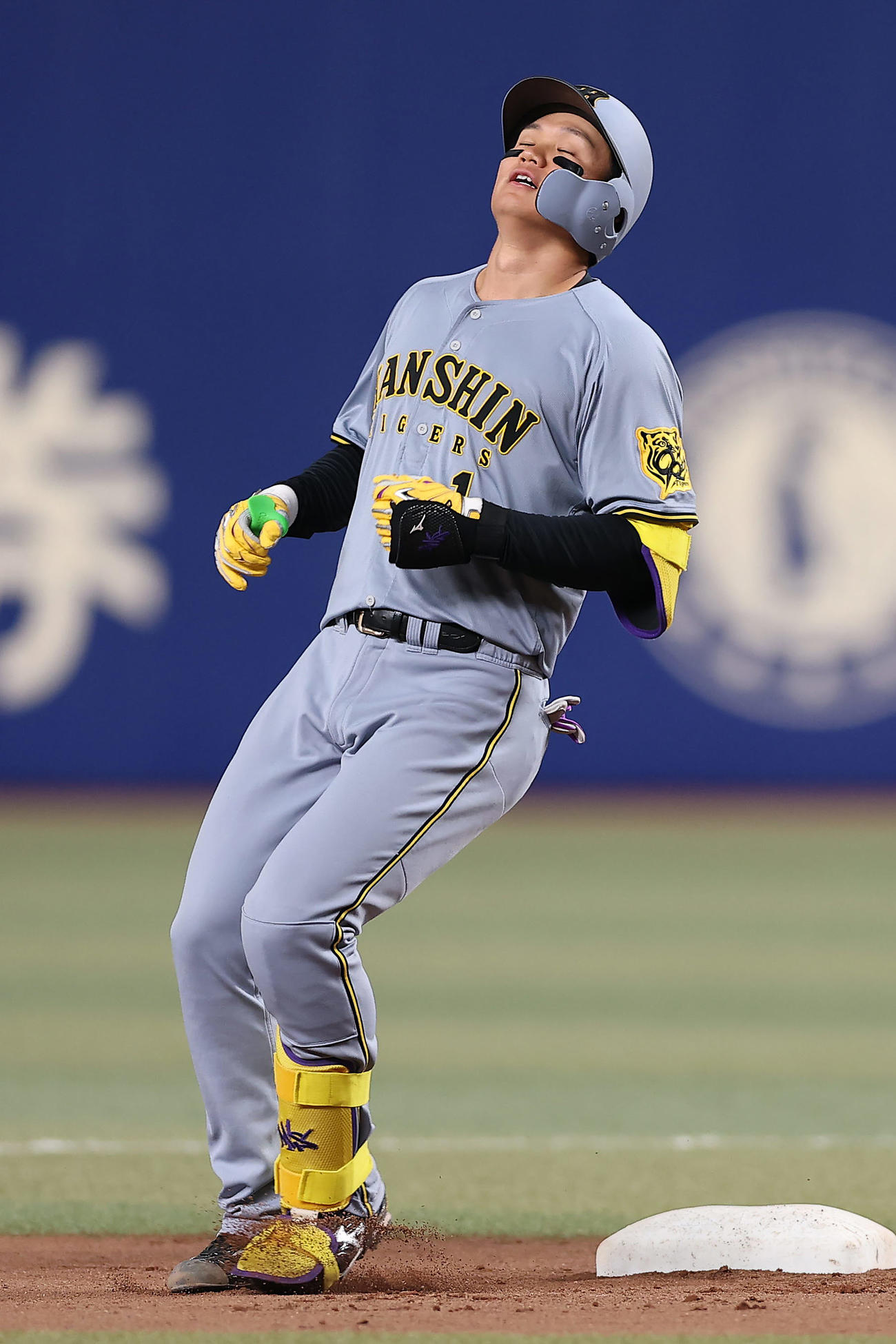 中日対阪神　9回表阪神2死、左越え二塁打を放つも悔しがる森下（撮影・前田充）