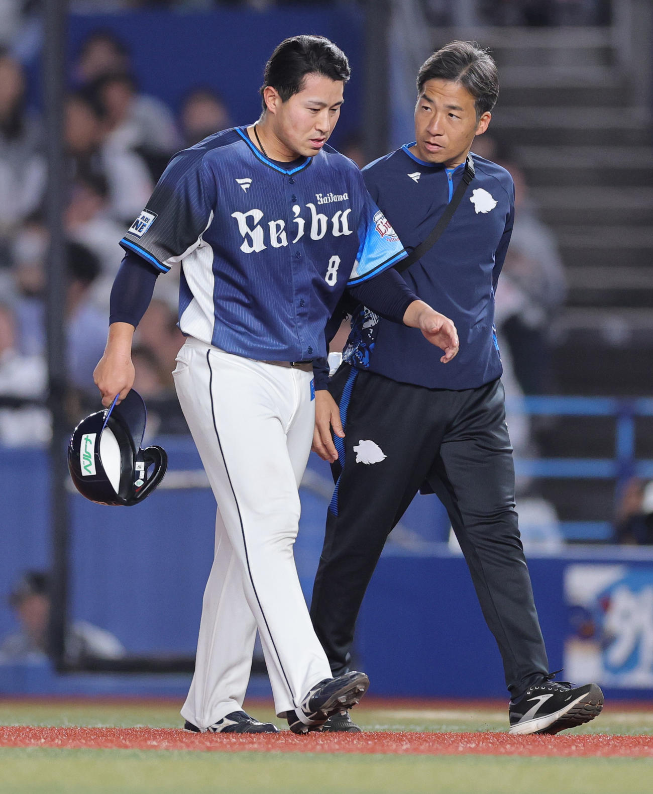 ロッテ対西武　8回表西武1死一塁、交代する一塁走者の渡部聖（撮影・野上伸悟）