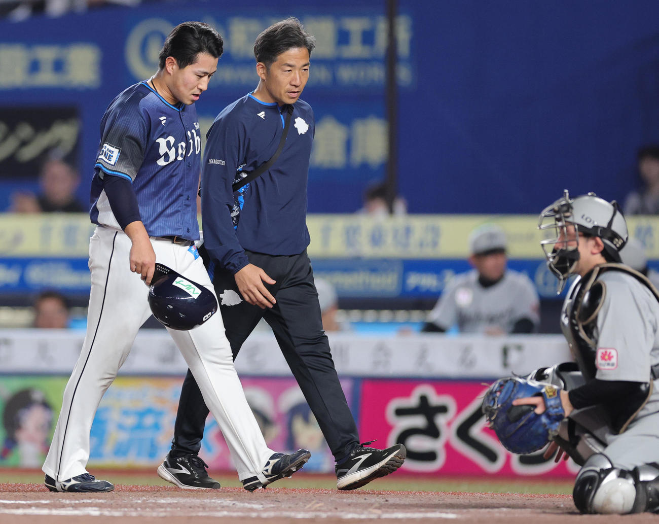 ロッテ対西武　8回表西武1死一塁、交代する一塁走者の渡部聖（撮影・野上伸悟）