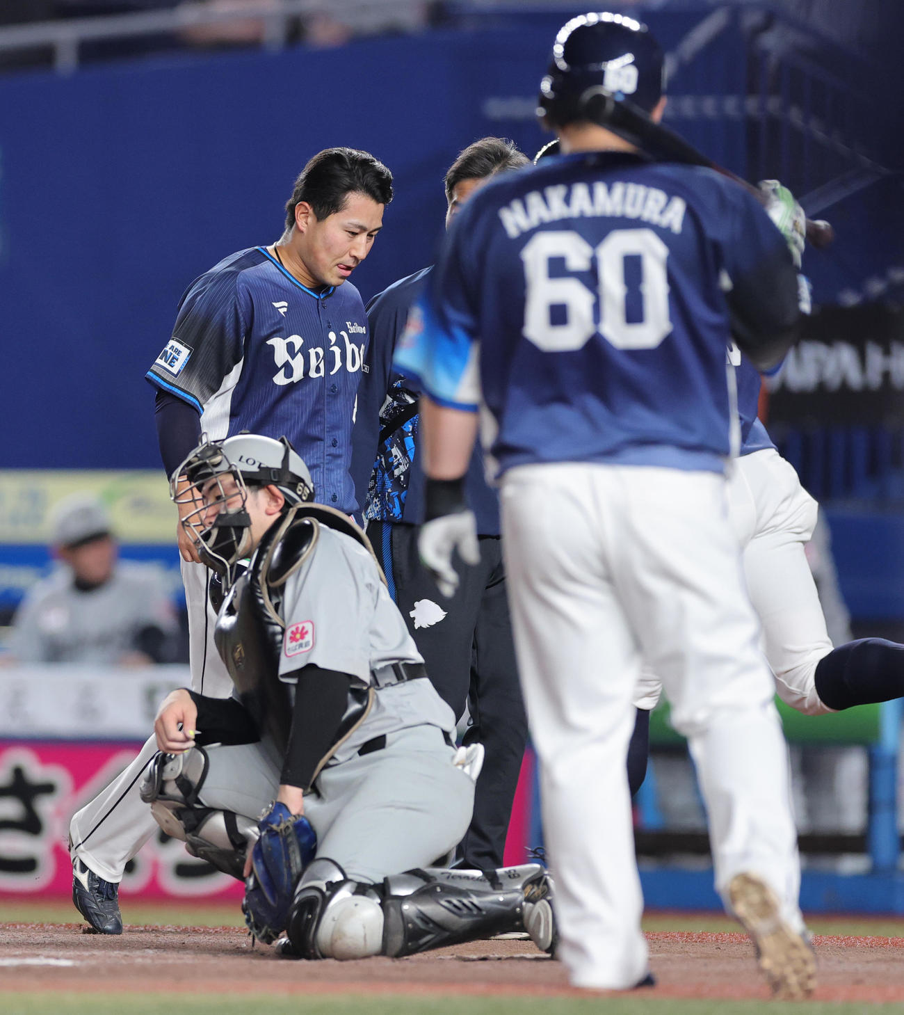 ロッテ対西武　8回表西武1死一塁、交代する一塁走者の渡部聖（撮影・野上伸悟）