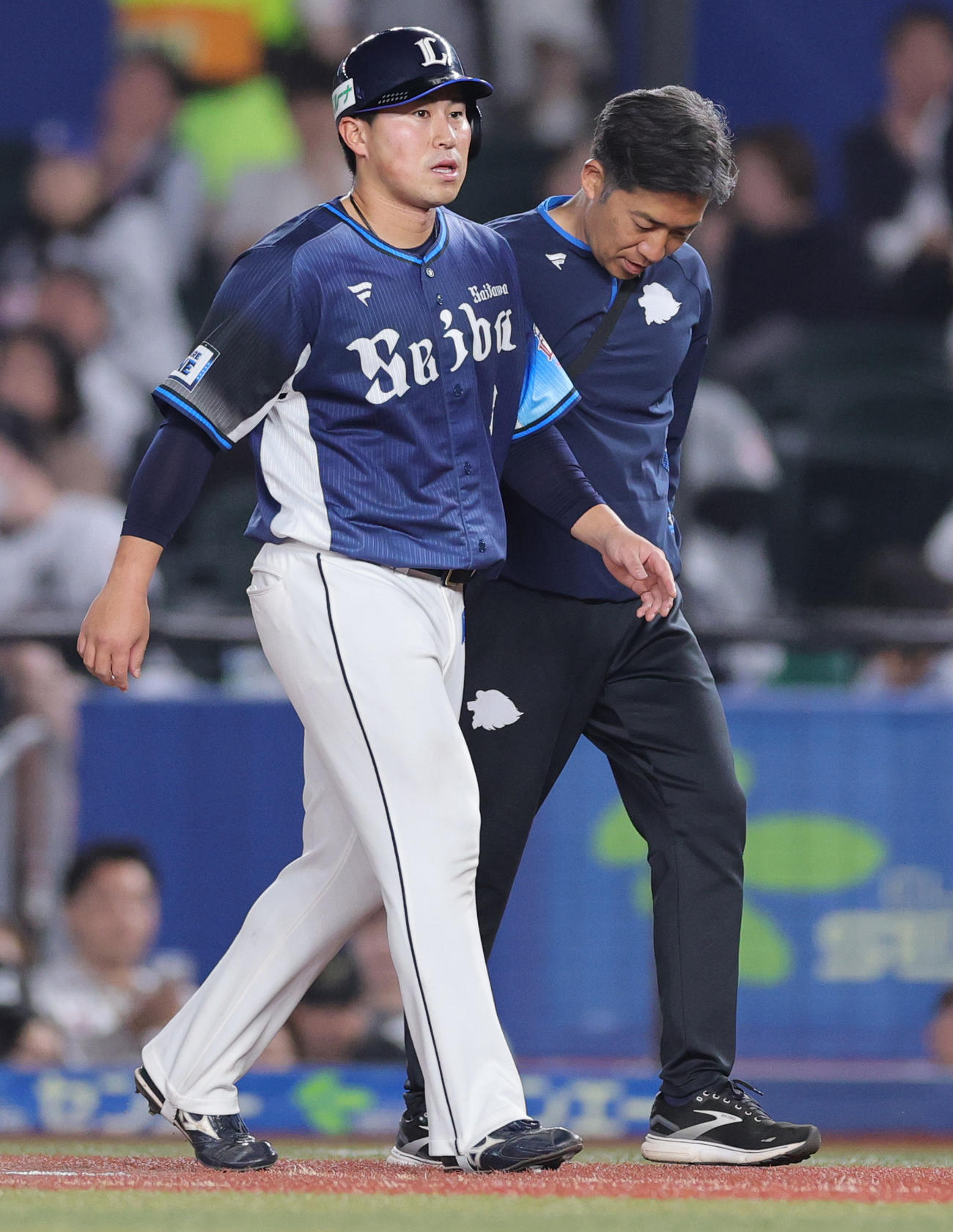 ロッテ対西武　8回表西武1死一塁、交代する一塁走者の渡部聖（撮影・野上伸悟）