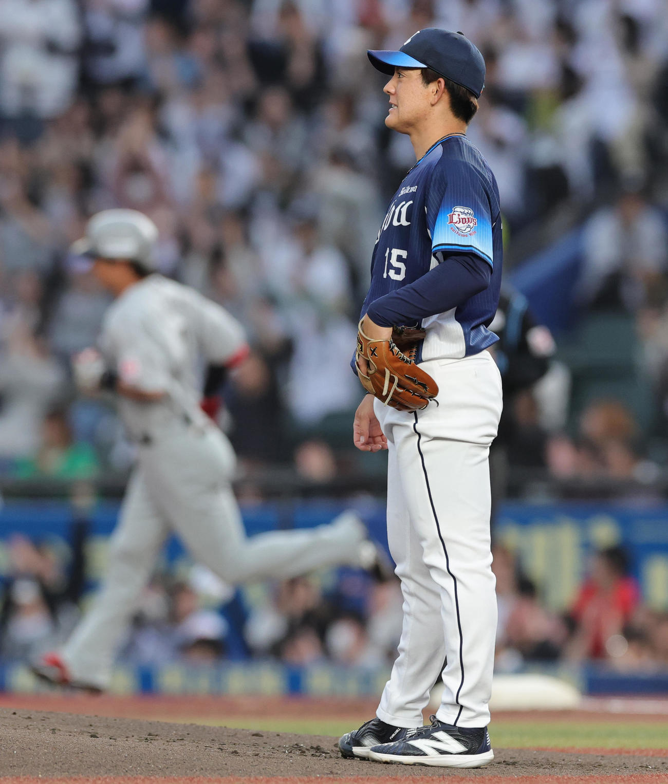 ロッテ対西武　1回裏ロッテ1死、藤岡に右越え本塁打を許す与座（撮影・野上伸悟）