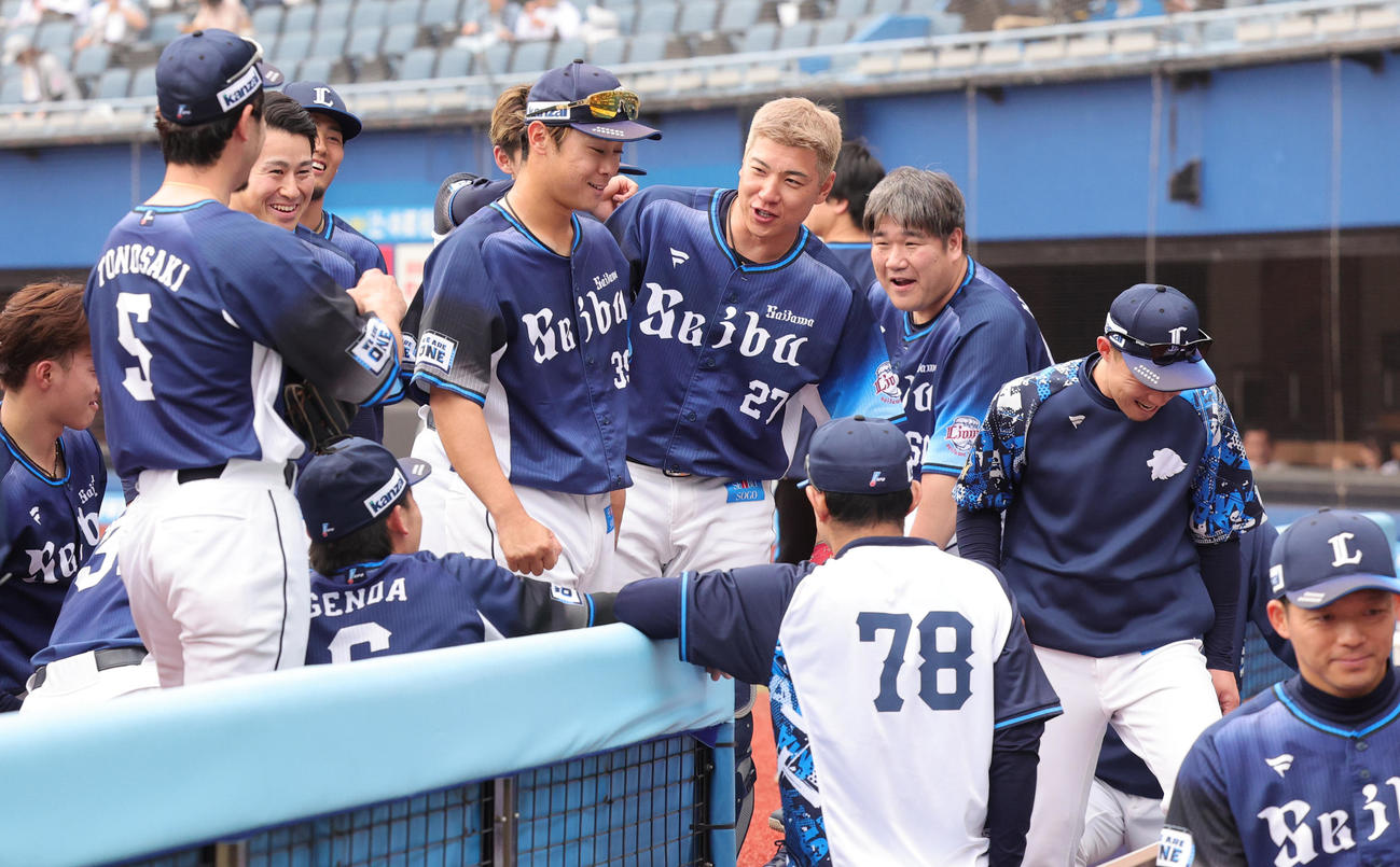 ロッテ対西武　試合前の円陣で声を出す西武平沢（中央）（撮影・野上伸悟）