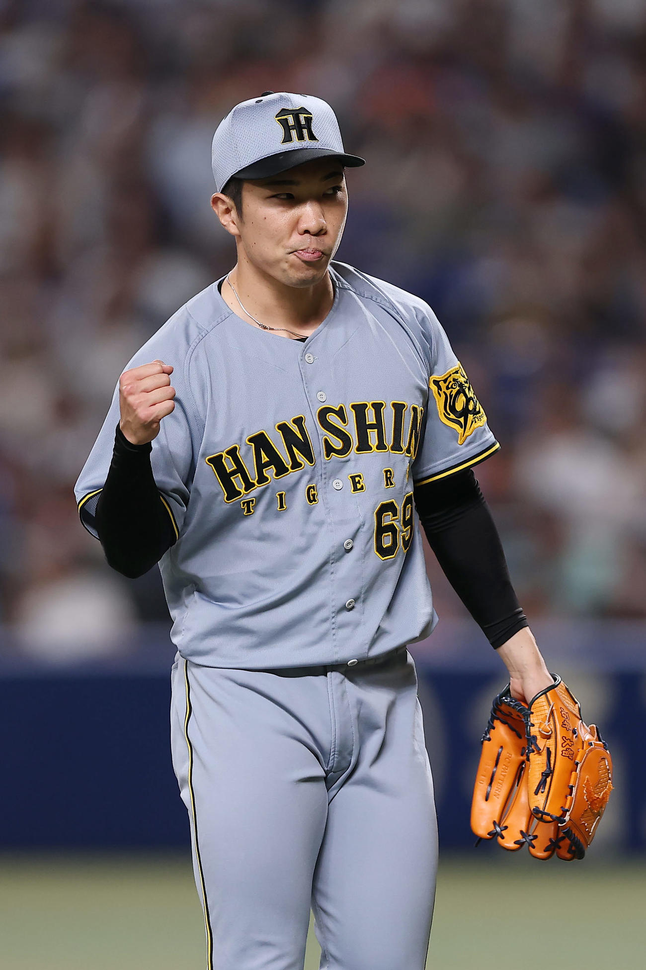 中日対阪神　9回裏中日2死一、二塁、山本を二ゴロに仕留め、ガッツポーズする石井（撮影・前田充）