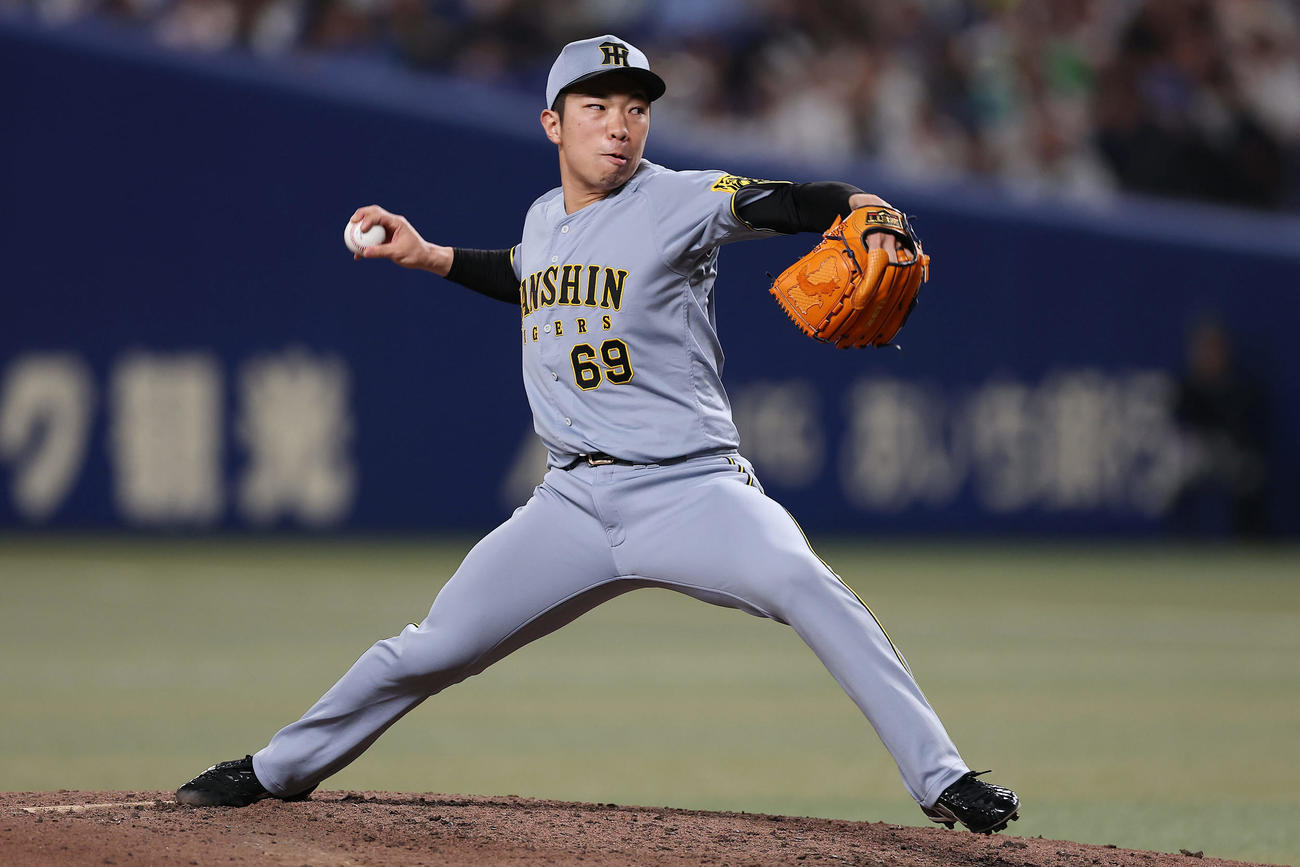 中日対阪神　阪神2番手の石井（撮影・前田充）