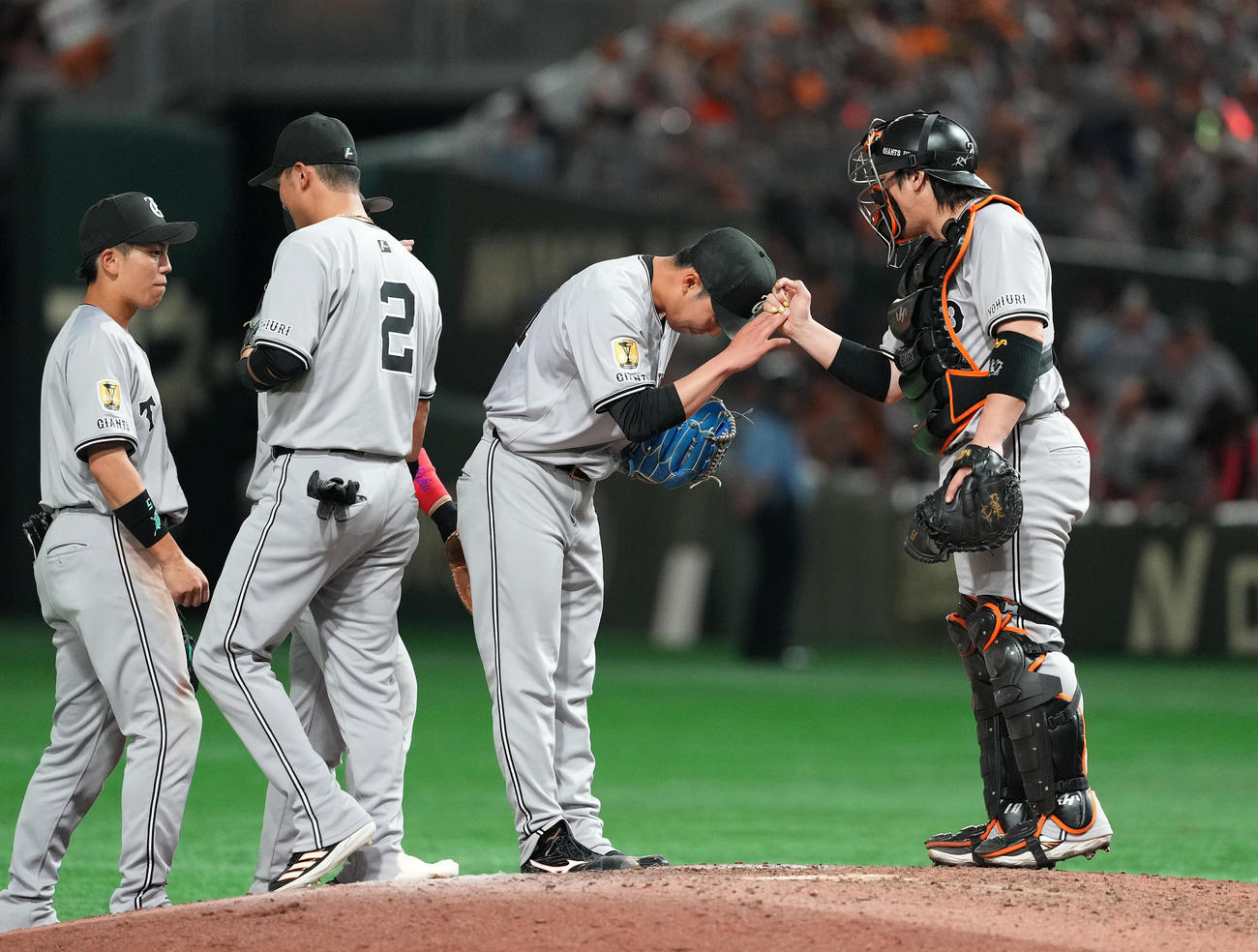 巨人対ヤクルト　完封勝利を飾り、甲斐（右）に頭を下げる巨人赤星（右から2人目）（撮影・菅敏）