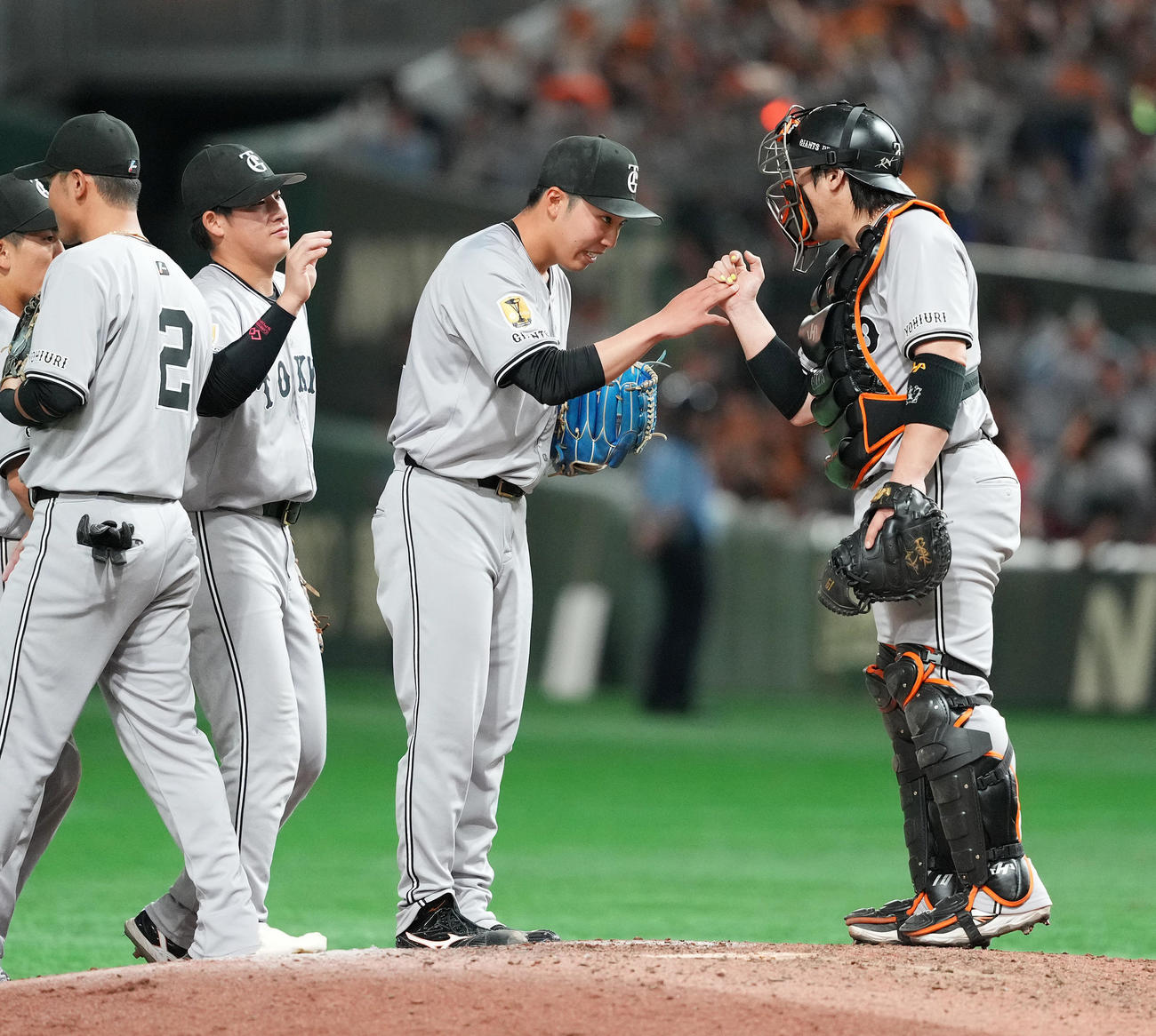 巨人対ヤクルト　完封勝利を飾り、甲斐（右）とタッチをする巨人赤星（右から2人目）（撮影・菅敏）