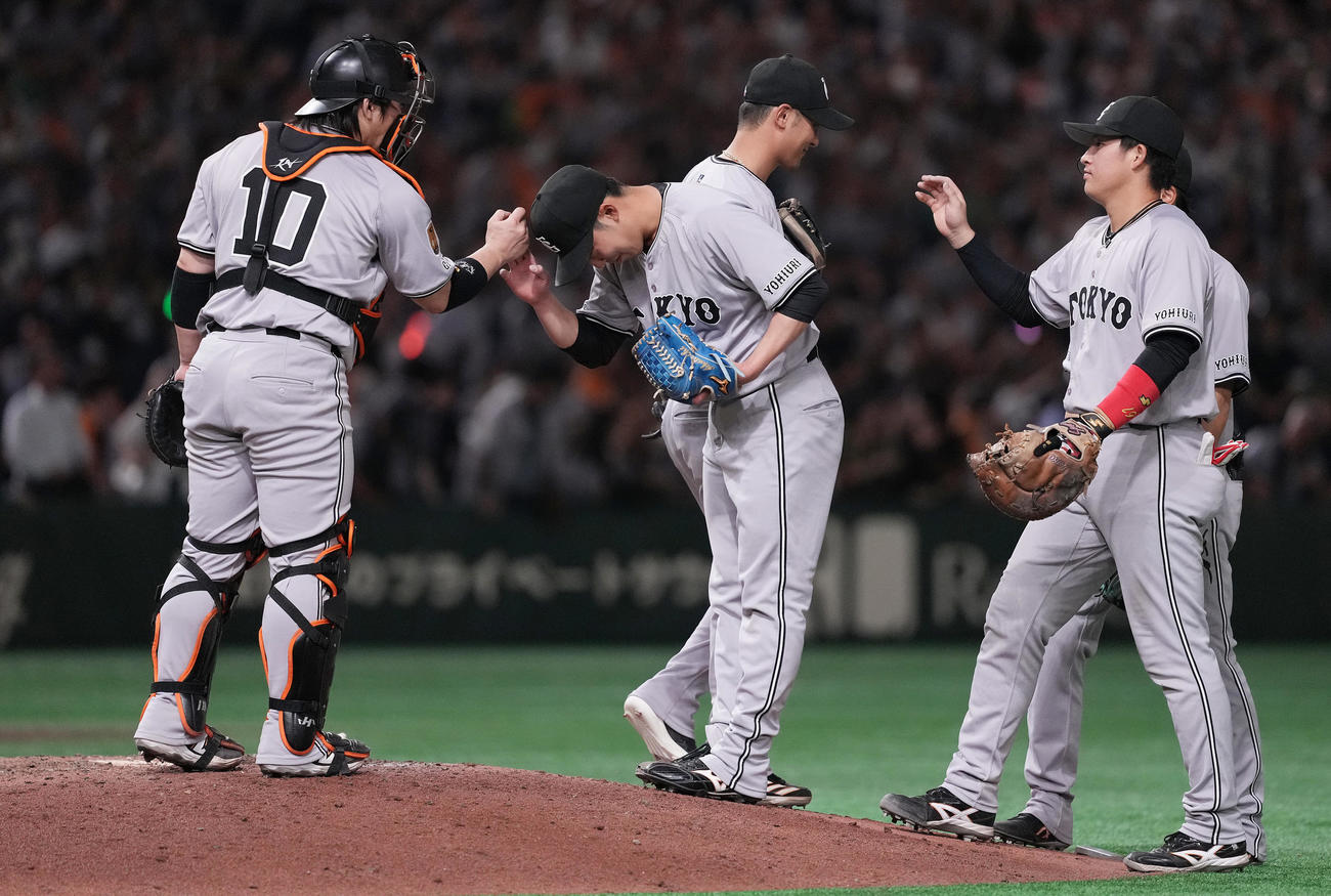 巨人対ヤクルト　完封勝利した巨人赤星（左から2人目）は甲斐（左）に一礼（撮影・鈴木みどり）