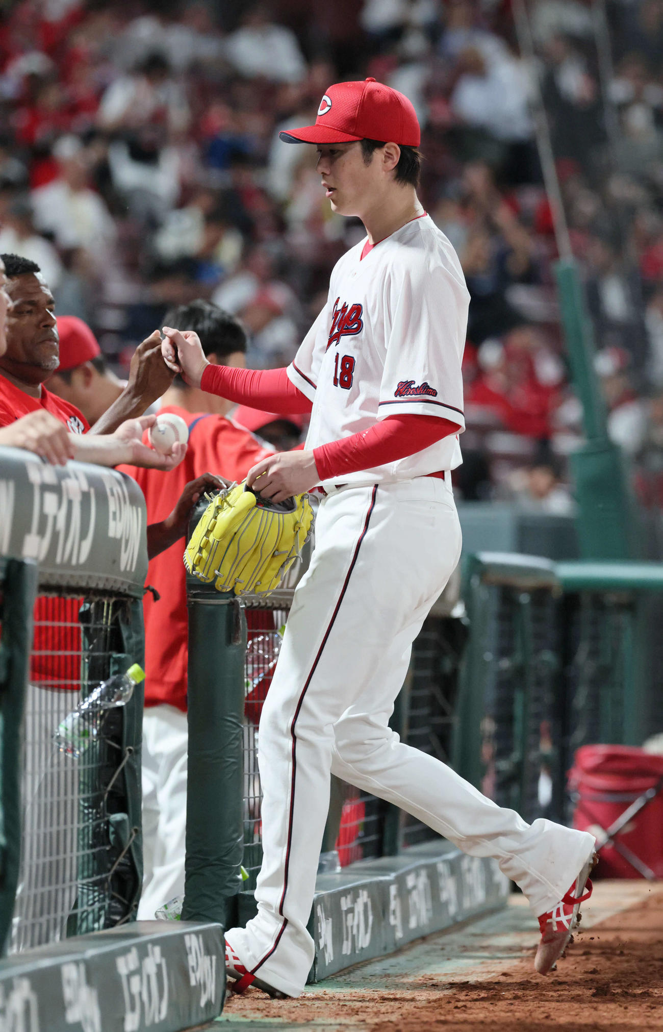 広島対DeNA 6回表の投球を終え、ベンチに戻る森下（撮影・加藤孝規）