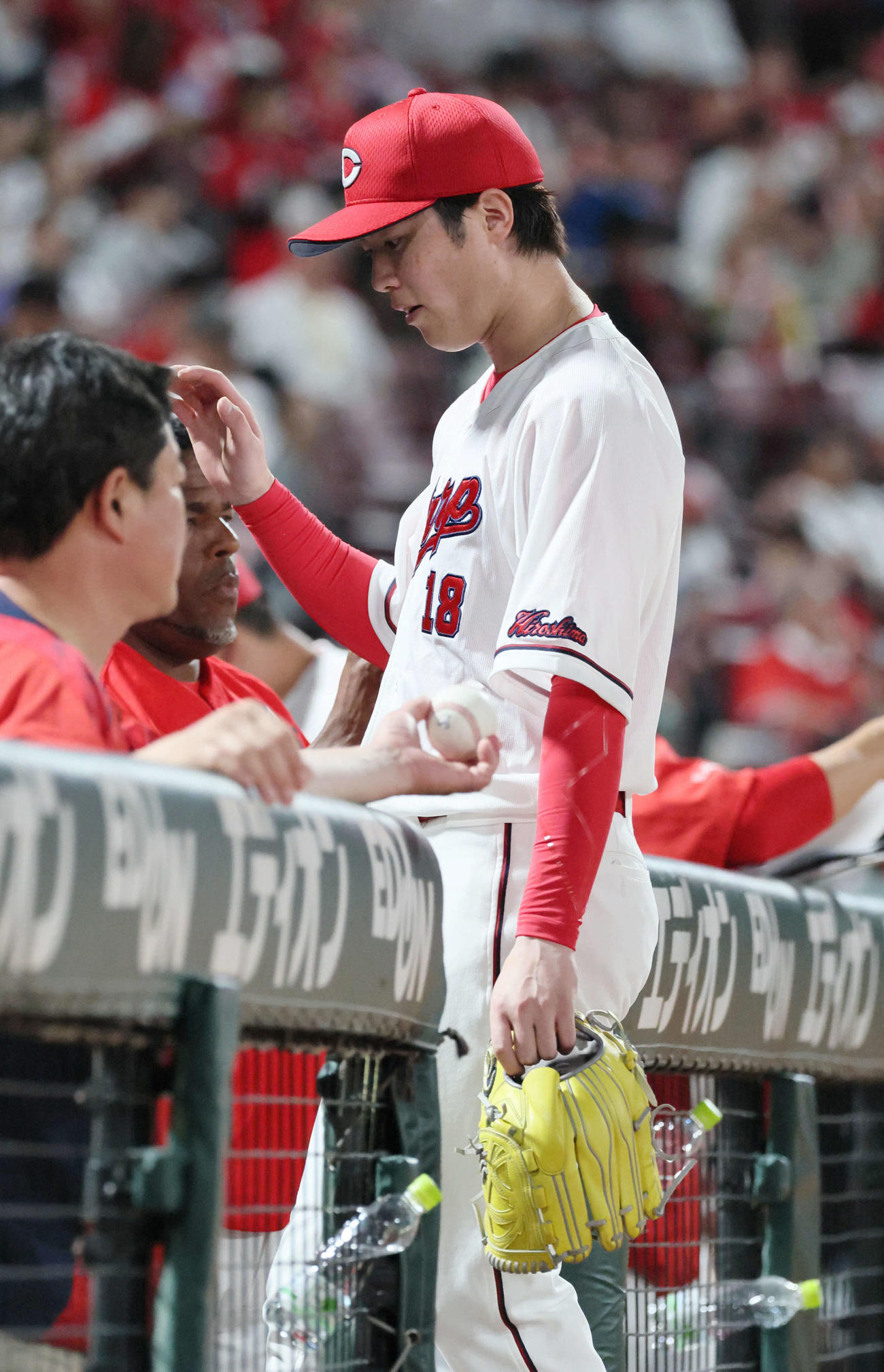 広島対DeNA 6回表の投球を終え、ベンチに戻る森下（撮影・加藤孝規）