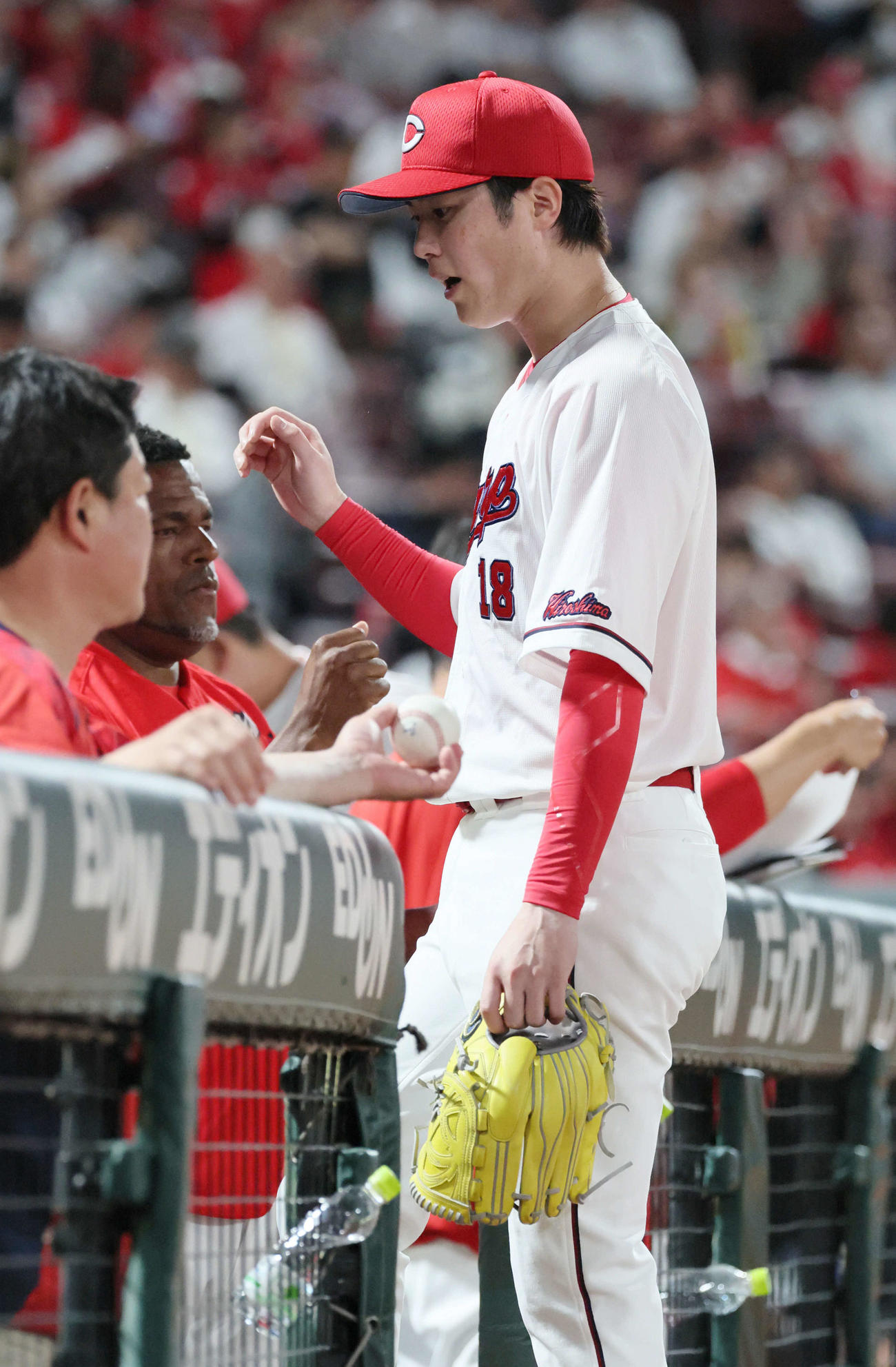 広島対DeNA 6回表の投球を終え、ベンチに戻る森下（撮影・加藤孝規）