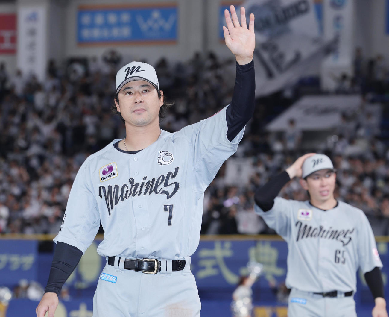 ロッテ対西武　ファンの声援に応えるロッテ藤岡（撮影・野上伸悟）