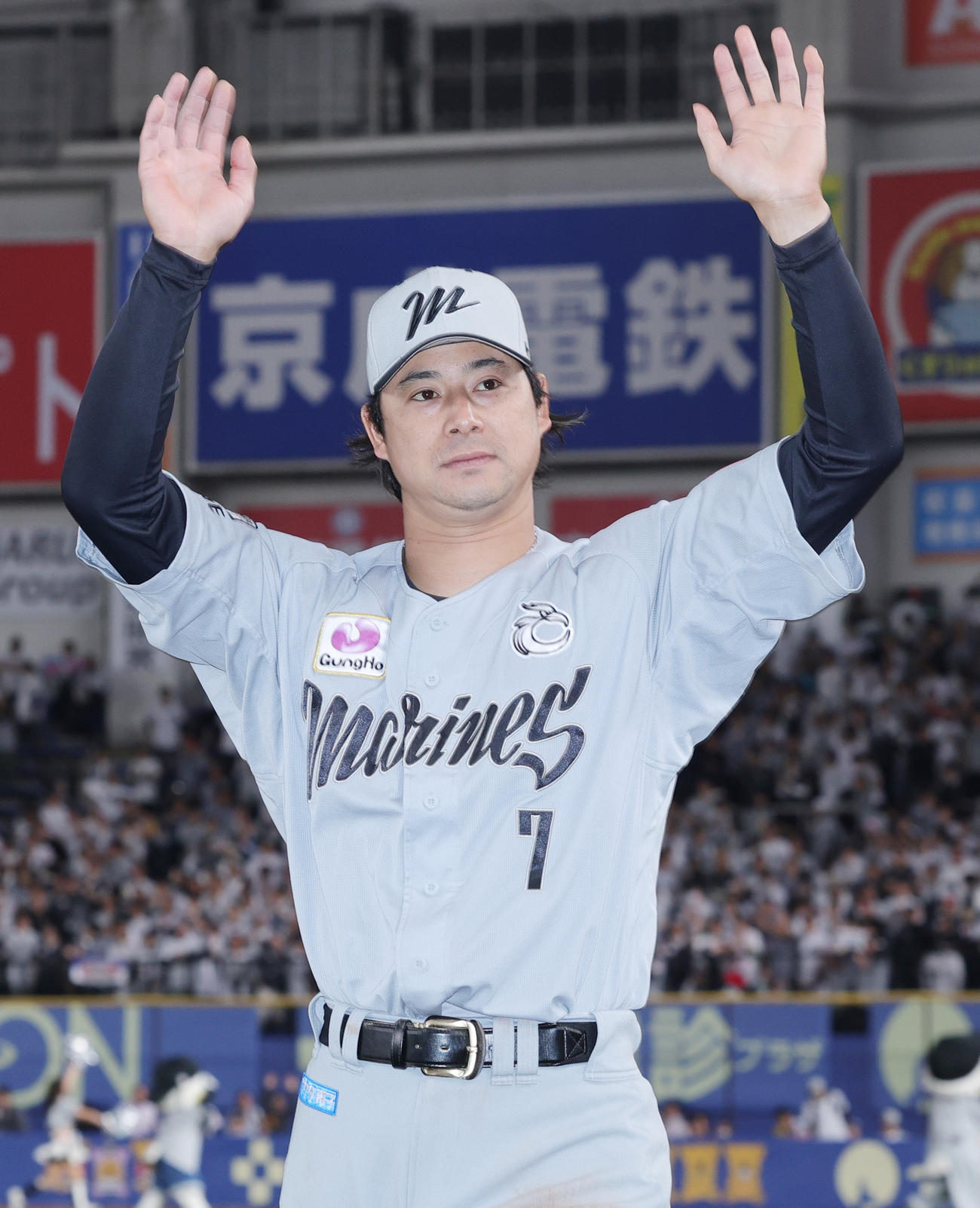 ロッテ対西武　ファンの声援に応えるロッテ藤岡（撮影・野上伸悟）
