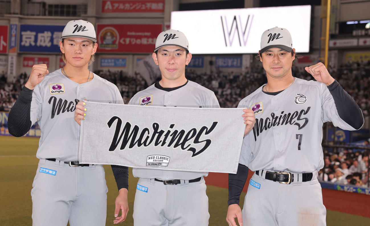 ロッテ対西武　勝利を喜ぶ喜ぶ、左からロッテ藤岡、寺地、山本（撮影・野上伸悟）