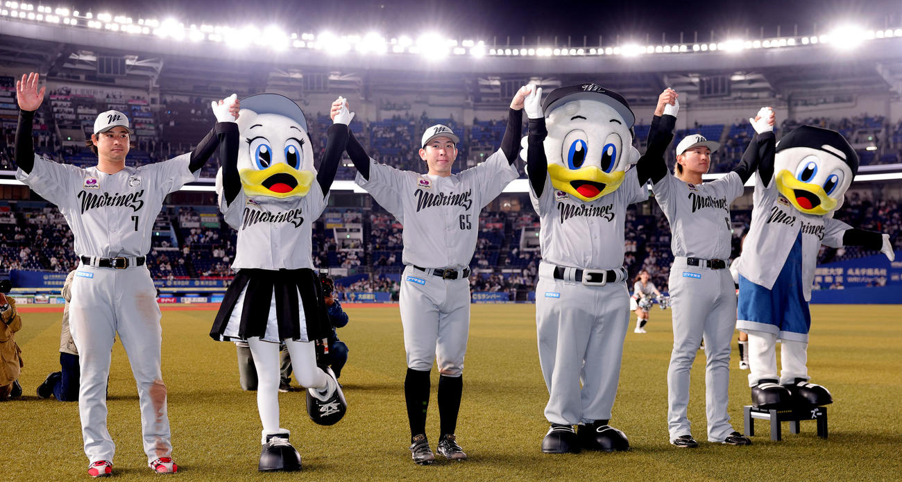 ロッテ対西武　ファンと勝利を喜ぶ喜ぶ、左からロッテ藤岡、寺地、山本（撮影・野上伸悟）