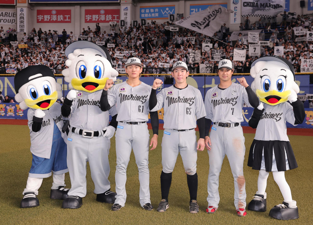 ロッテ対西武　ファンと勝利を喜ぶ喜ぶ、左からロッテ藤岡、寺地、山本（撮影・野上伸悟）