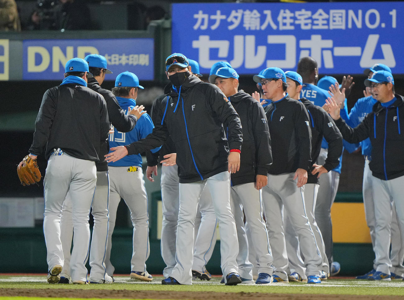 楽天対日本ハム　完封勝利のナインとタッチを交わす日本ハム新庄監督（中央）（撮影・垰建太）