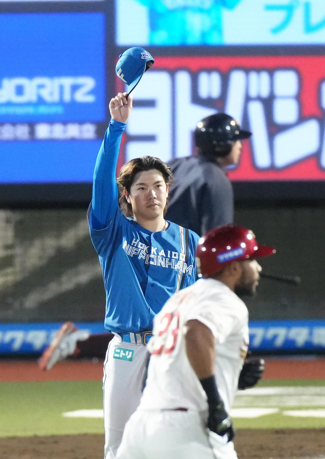 楽天対日本ハム　7回裏楽天無死、フランコ（手前）を左飛に仕留め手を上げる金村（撮影・足立雅史）