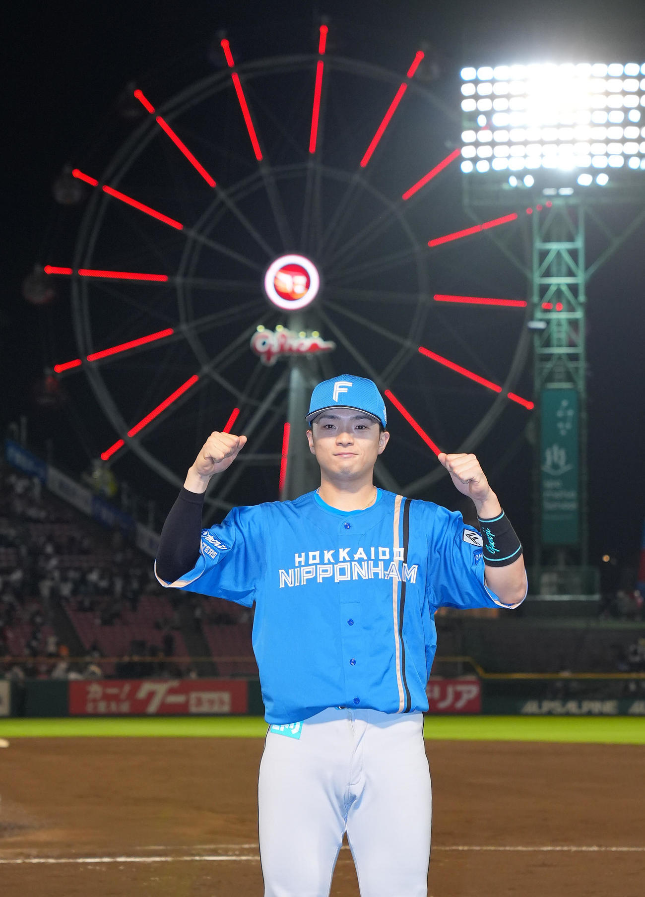 楽天対日本ハム　ヒーローインタビューを終え写真に納まる日本ハム郡司（撮影・垰建太）