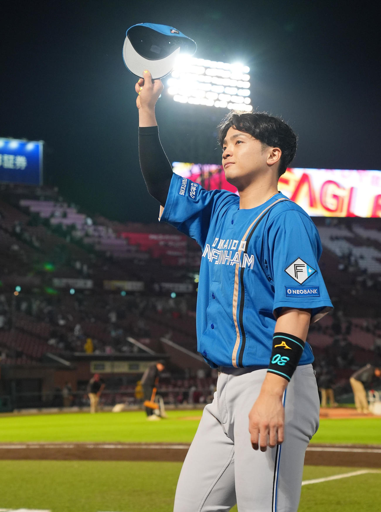 楽天対日本ハム　ヒーローインタビューを終えファンの声援に応える日本ハム郡司（撮影・垰建太）