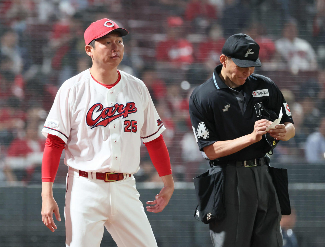広島対DeNA 6回裏終了時、交代を告げる新井監督（撮影・加藤孝規）